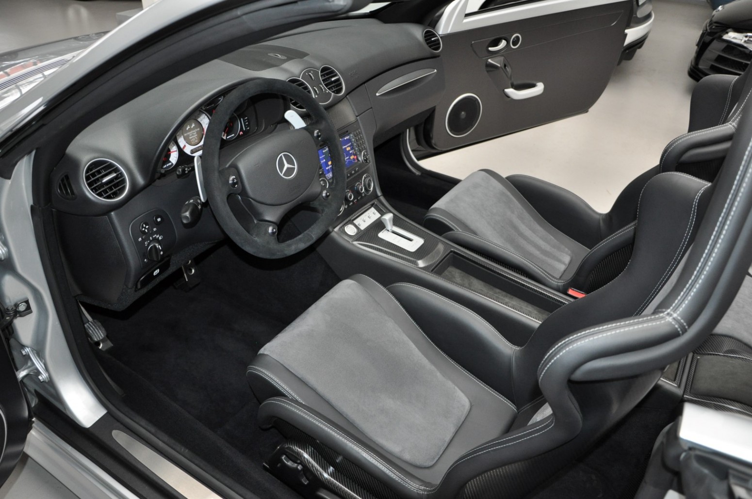 Hàng hiếm Mercedes CLK DTM AMG Cabrio 2006 chào bán giá 335.000 USD mercedes-clk-dtm-amg-cabrio-used-5.jpg