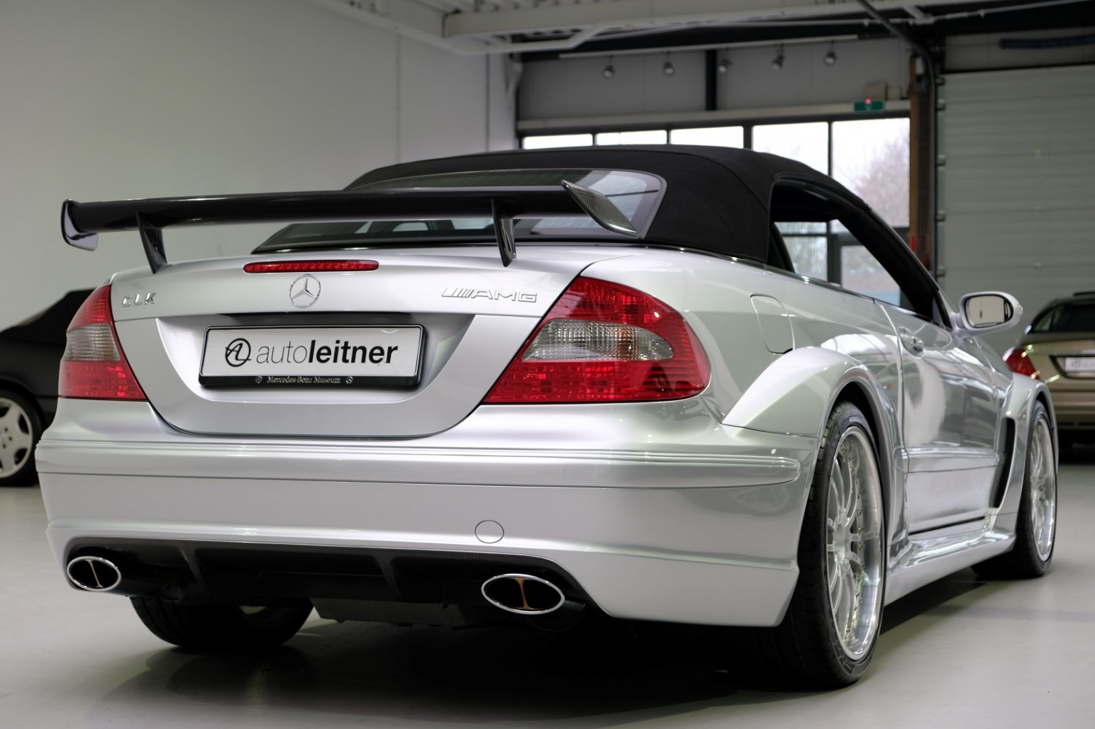 Hàng hiếm Mercedes CLK DTM AMG Cabrio 2006 chào bán giá 335.000 USD mercedes-clk-dtm-amg-cabrio-used-6.jpg