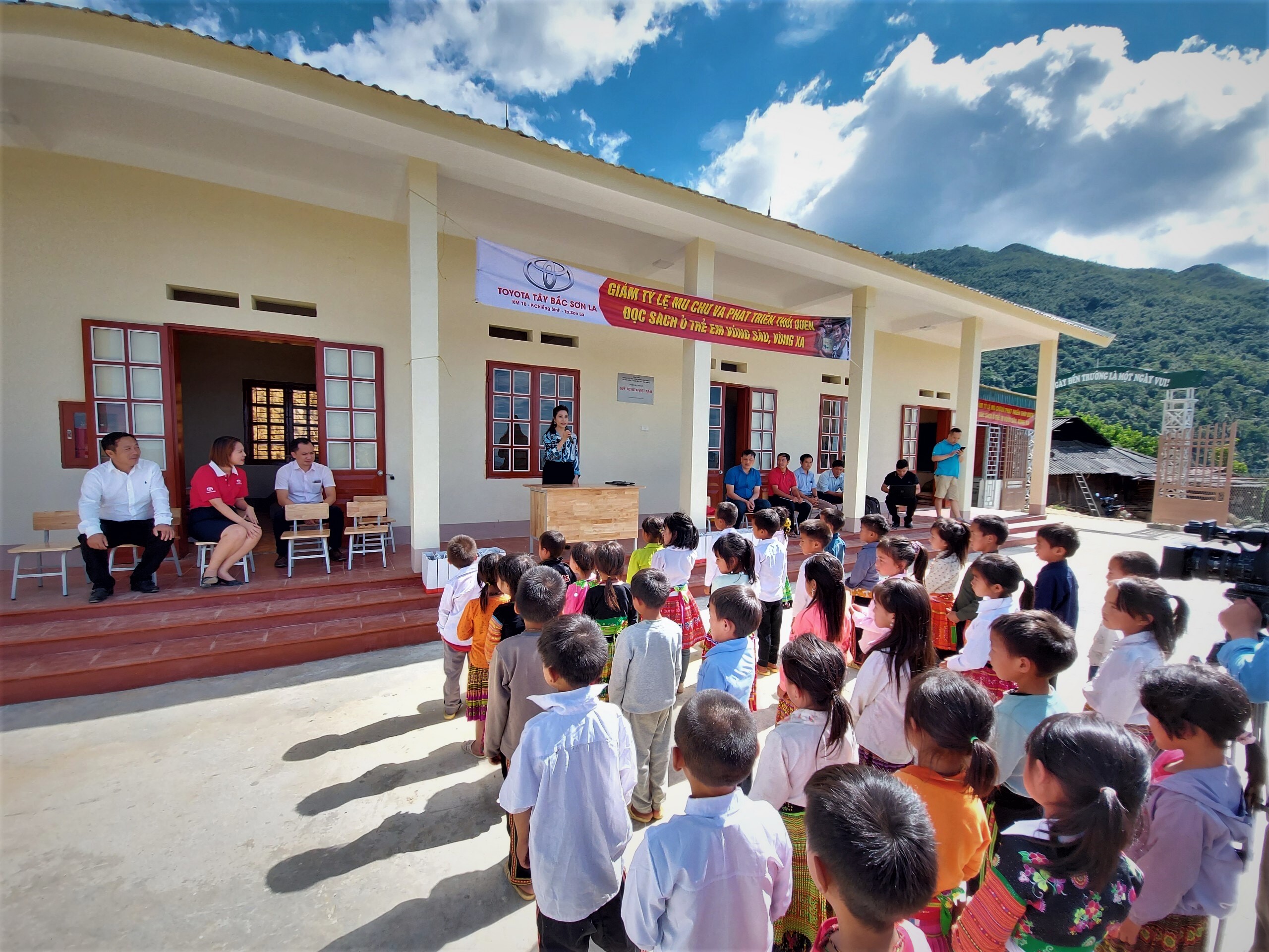 quy-toyota-viet-nam-hanh-ban-giao-diem-truong-tieu-hoc-hang-dong-a-toyota-vietnam-foundation-handed-over-the-hang-dong-a-primary-site-school.jpg