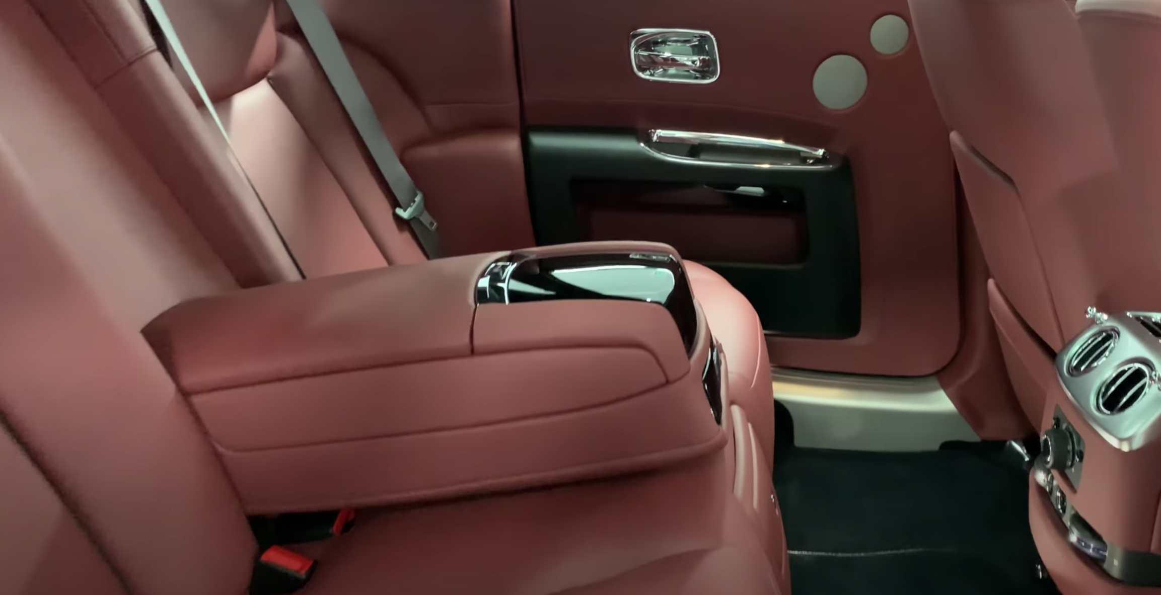 Diện kiến Rolls-Royce Ghost 2019 độc nhất Việt Nam anh-chup-man-hinh-2020-06-19-luc-225649.png