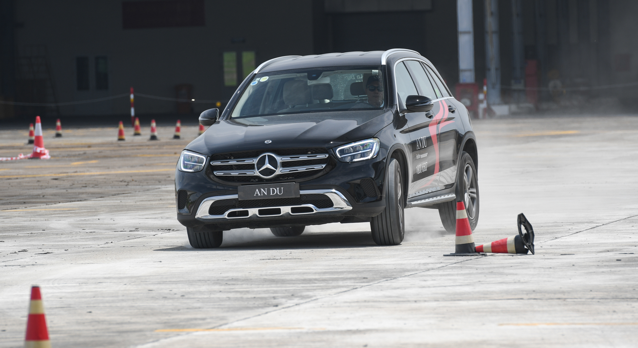 Practice advanced driving skills on a Mercedes car mercedes-an-du-01.jpg