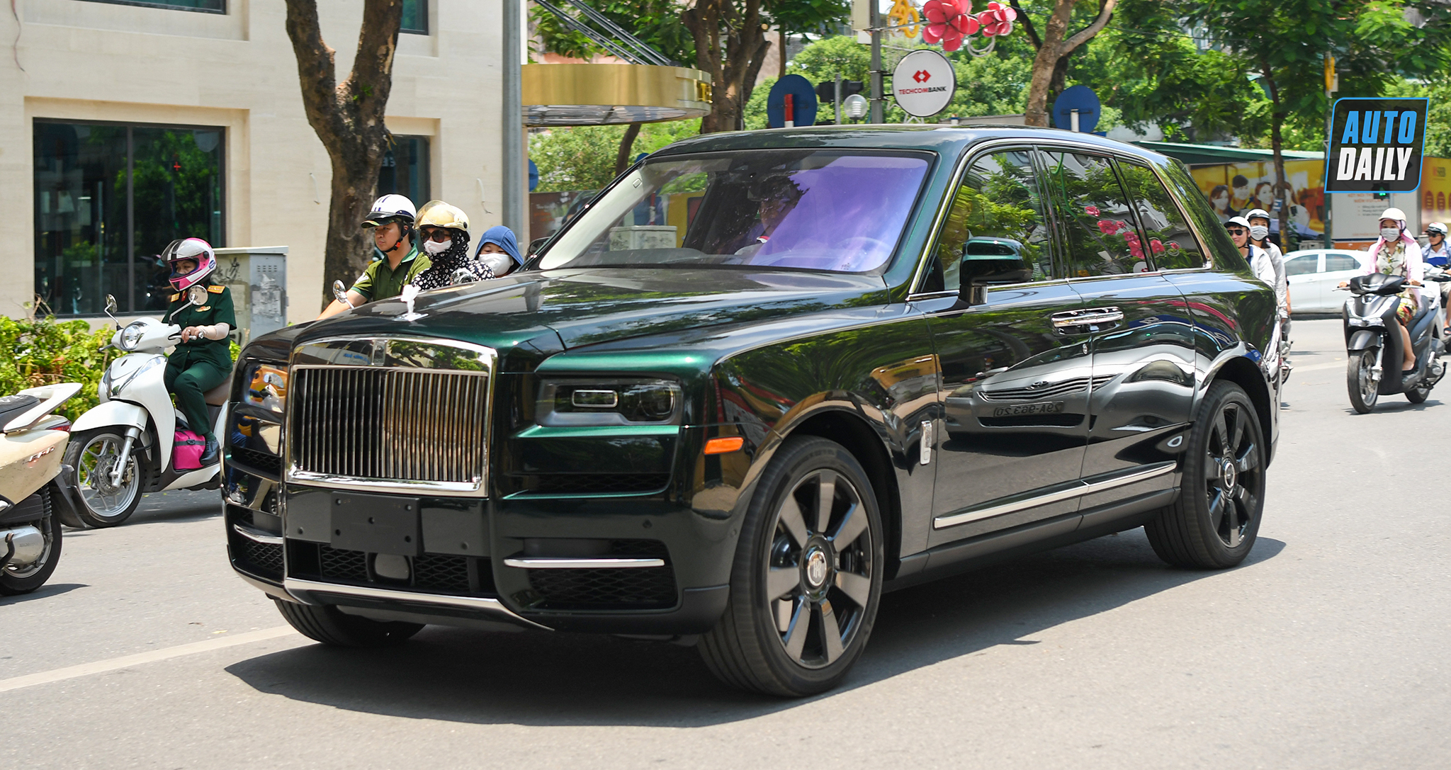 Cận cảnh bộ áo Dark Emerald của chiếc SUV siêu sang RollsRoyce Cullinan