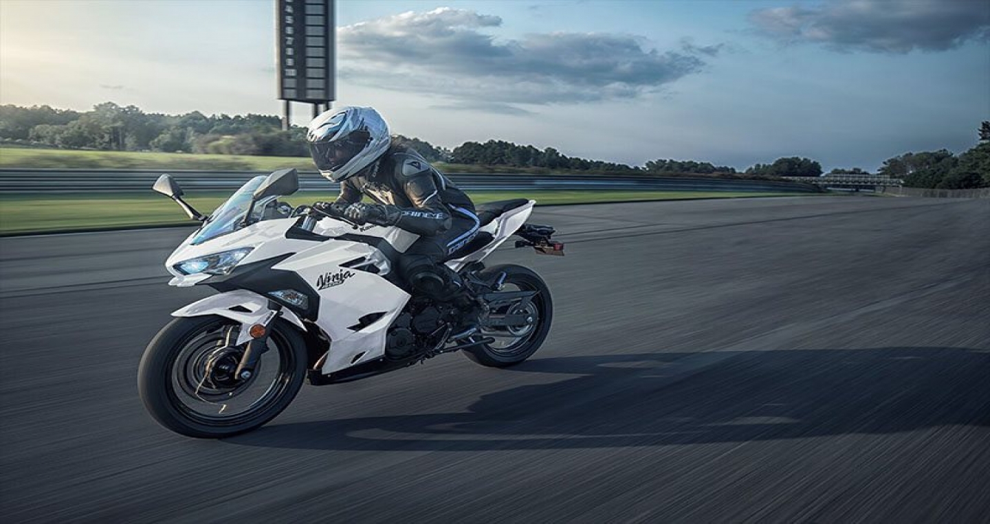 Kawasaki Ninja 400 ABS 2021 thêm phiên bản trắng ngọc đầy cuốn hút