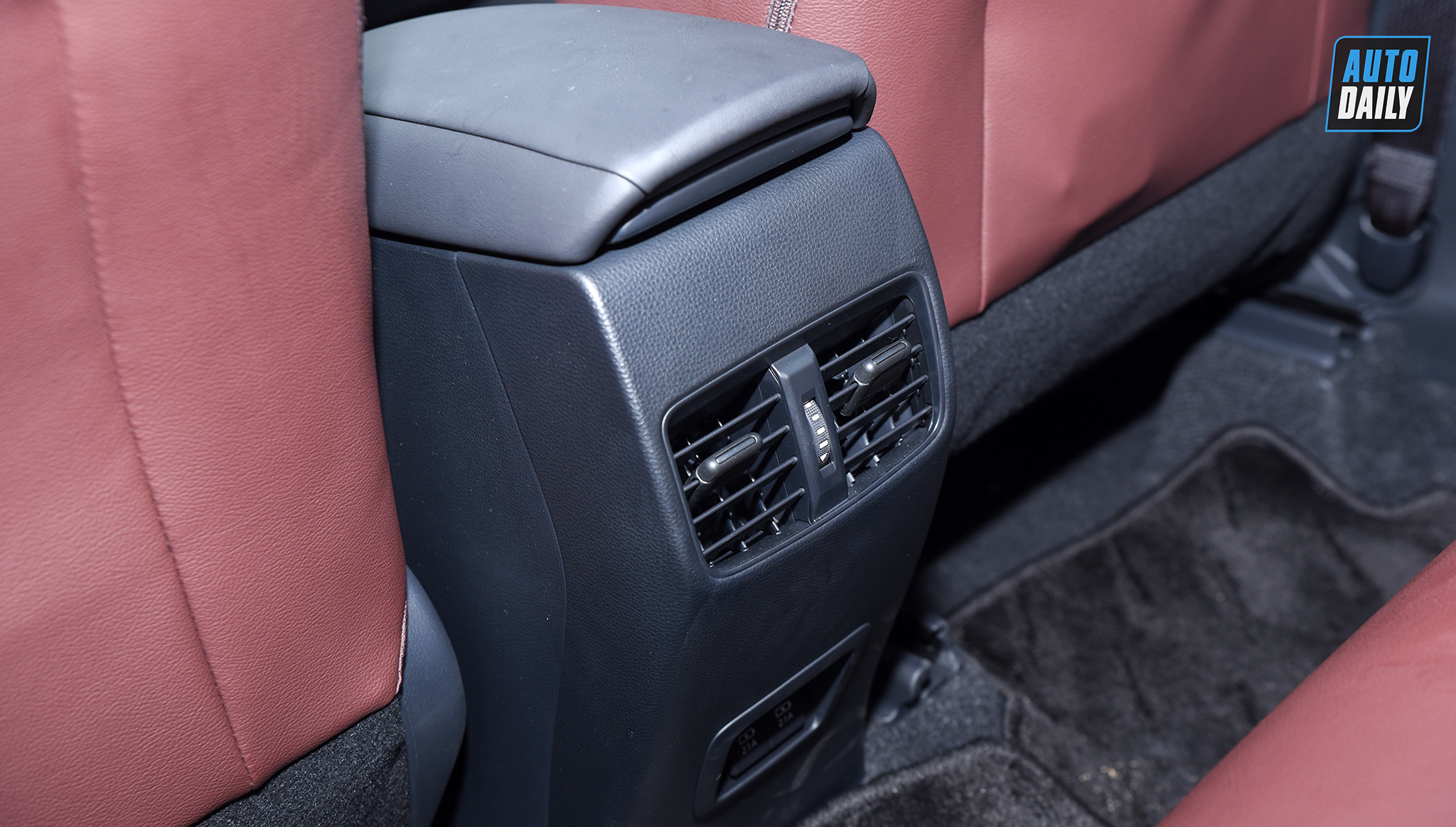 Ảnh chi tiết Toyota Corolla Cross 2021 giá từ 720 triệu tại Việt Nam h19.jpg