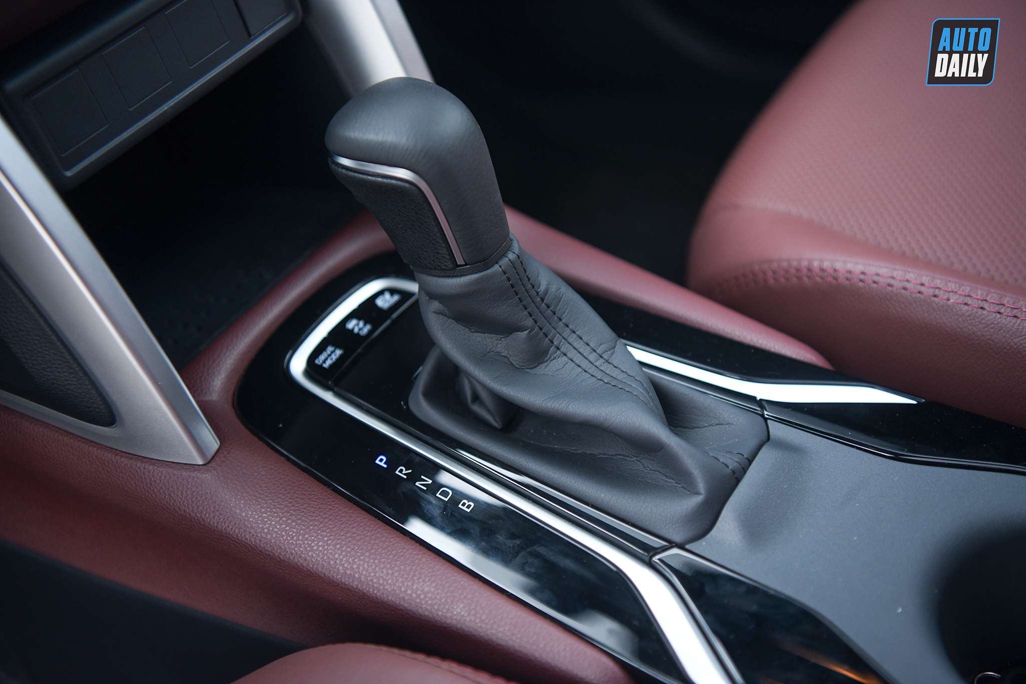 Ảnh chi tiết Toyota Corolla Cross 2021 giá từ 720 triệu tại Việt Nam h24.jpg