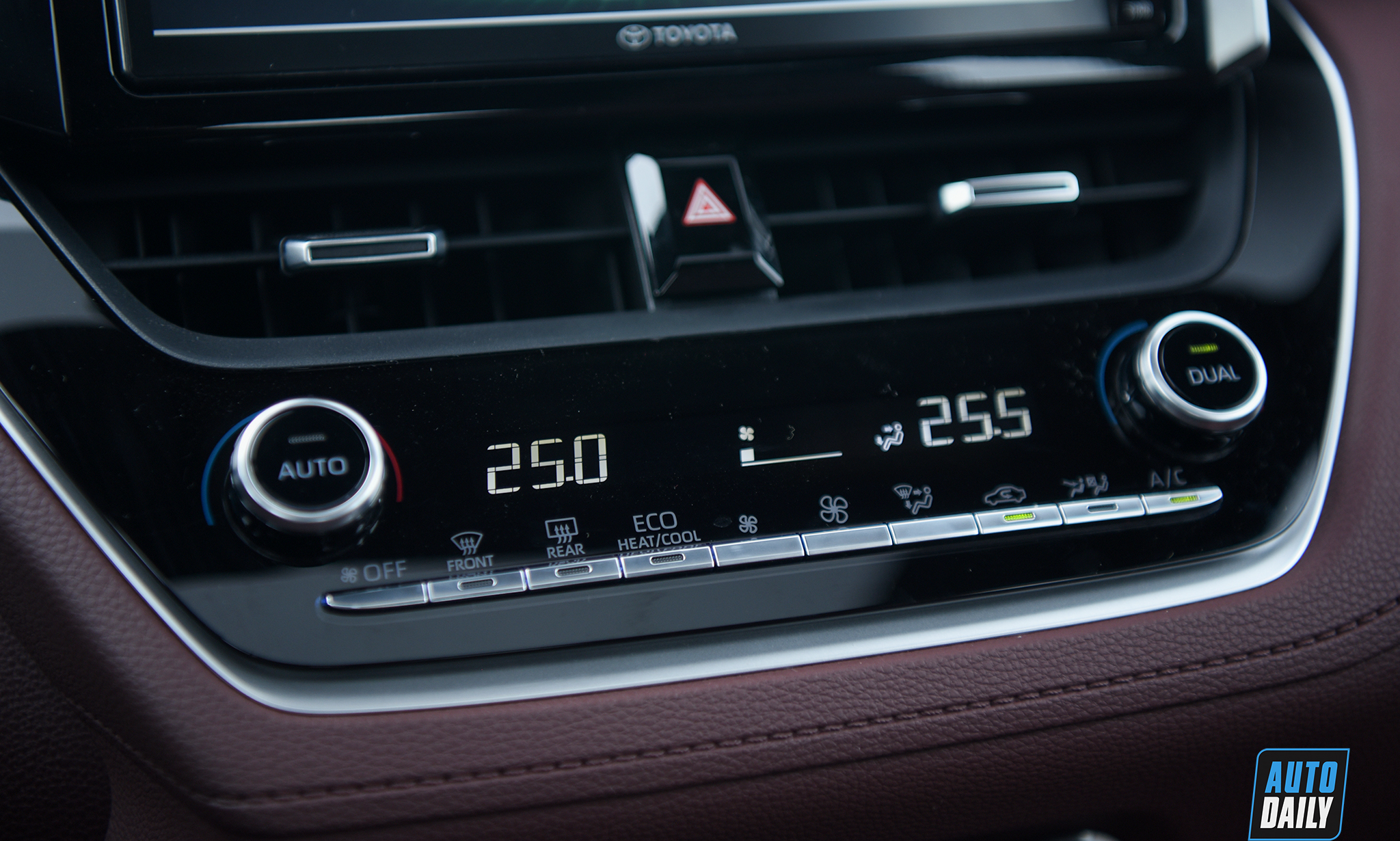 Ảnh chi tiết Toyota Corolla Cross 2021 giá từ 720 triệu tại Việt Nam h28.jpg