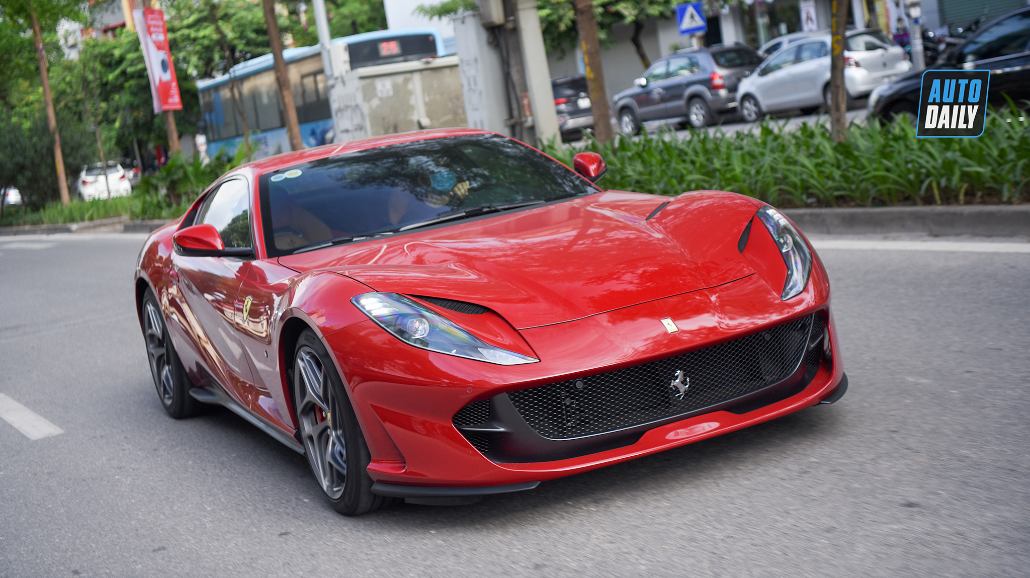 Siêu xe Ferrari 812 SuperFast 27 tỷ trên phố Hà Nội