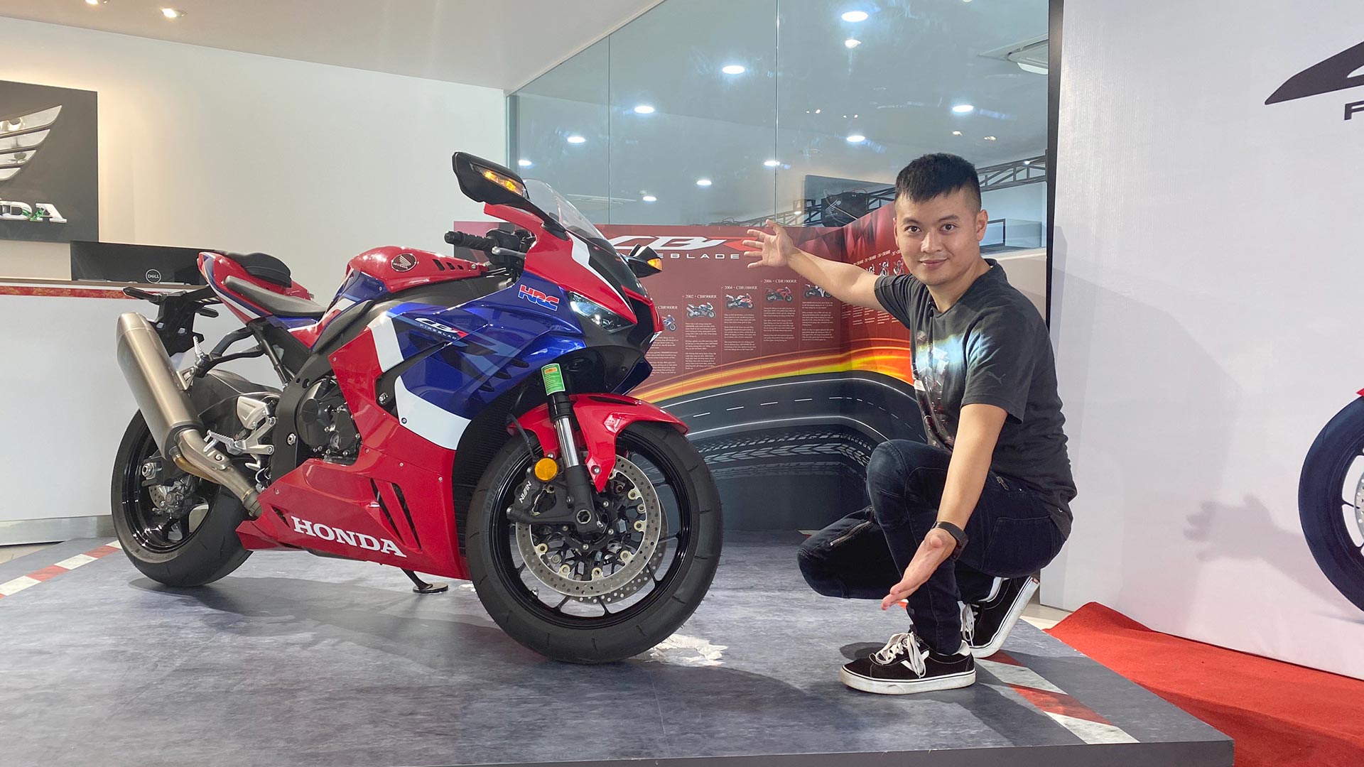 Nghe thử tiếng pô, soi chi tiết siêu mô-tô Honda chính hãng giá một tỷ tại Việt Nam