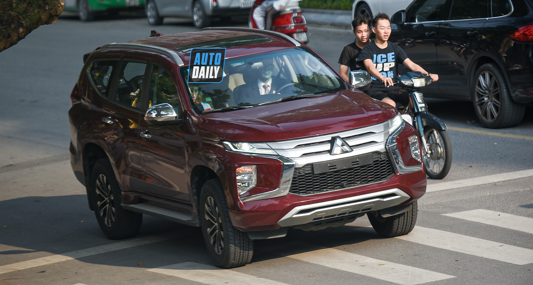 Mitsubishi Pajero Sport 2020 bất ngờ xuất hiện trên phố Hà Nội