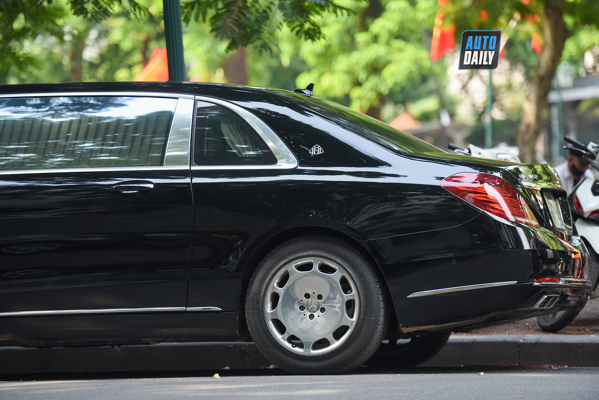 Mercedes-Maybach S600 Pullman biển trắng hơn 30 tỷ của chủ tịch FLC 2.jpg