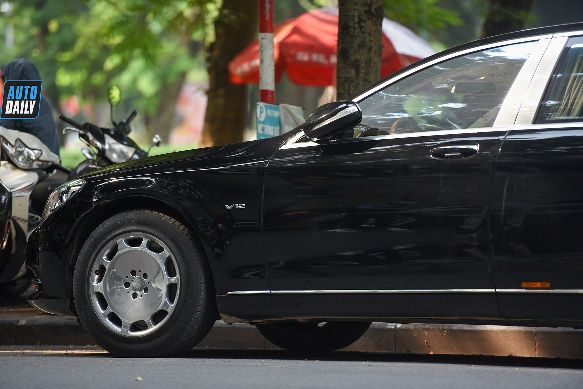 Mercedes-Maybach S600 Pullman biển trắng hơn 30 tỷ của chủ tịch FLC 22.jpg