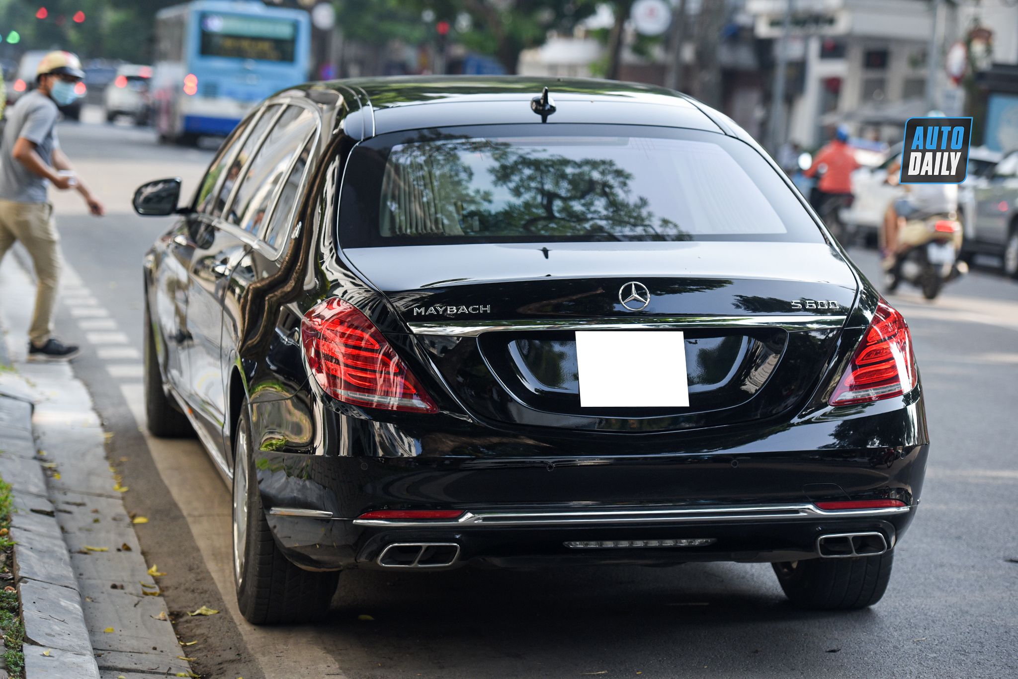 Mercedes-Maybach S600 Pullman biển trắng hơn 30 tỷ của chủ tịch FLC 4.jpg