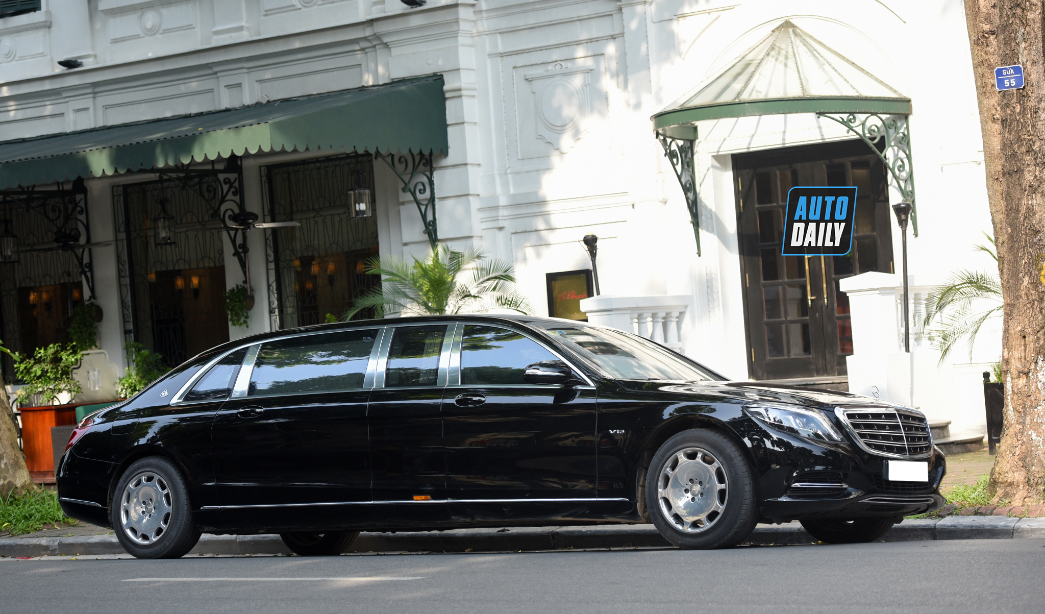 Mercedes-Maybach S600 Pullman biển trắng hơn 30 tỷ của chủ tịch FLC 8.jpg