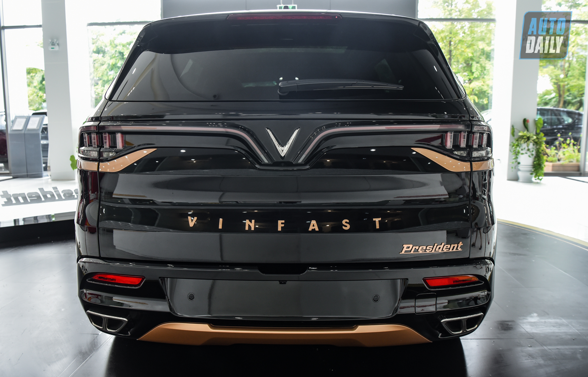 Ảnh nội thất VinFast President giá 4,6 tỷ tại đại lý dsc-4200.jpg