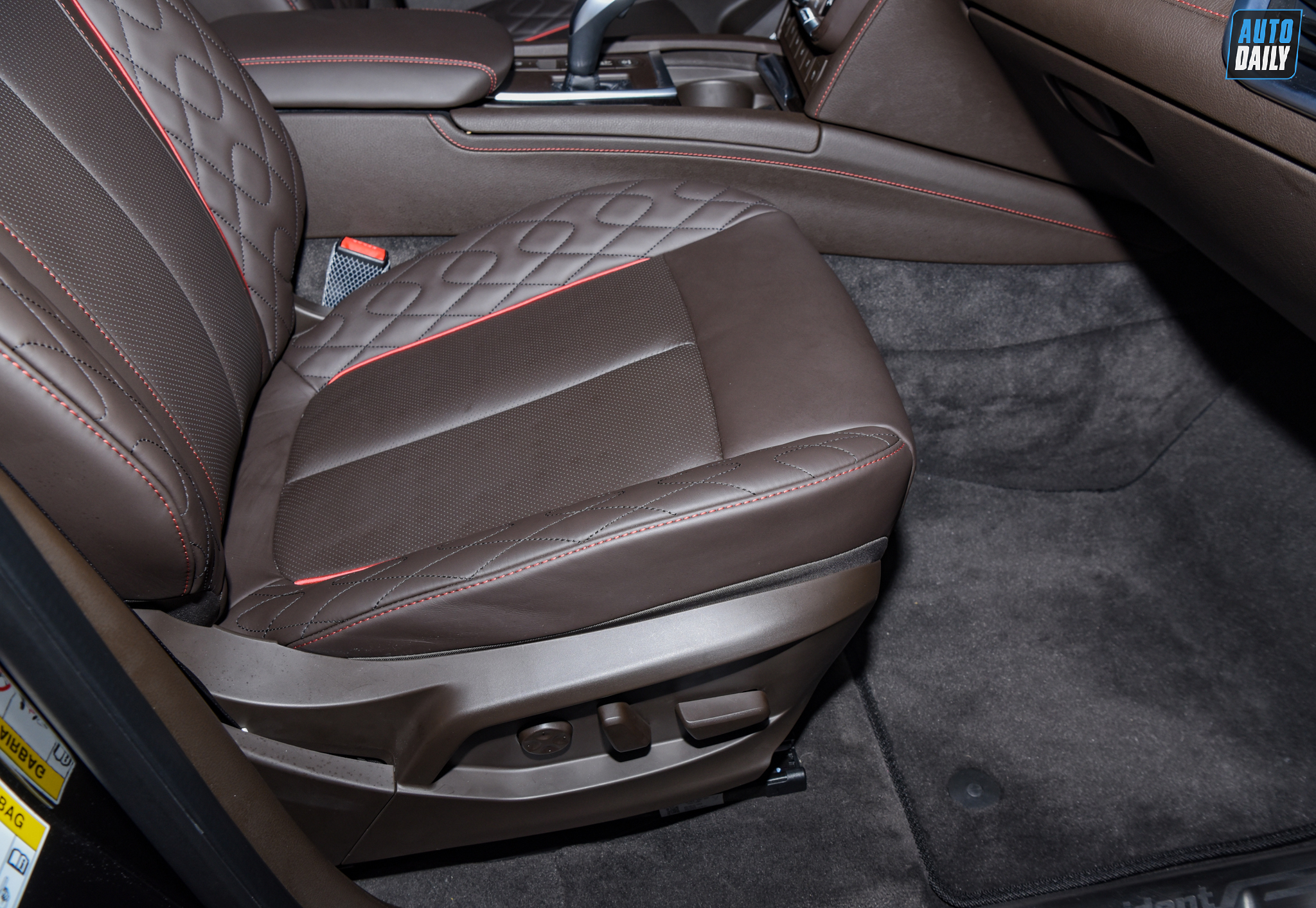 Ảnh nội thất VinFast President giá 4,6 tỷ tại đại lý vinfast-president-autodaily-32.jpg