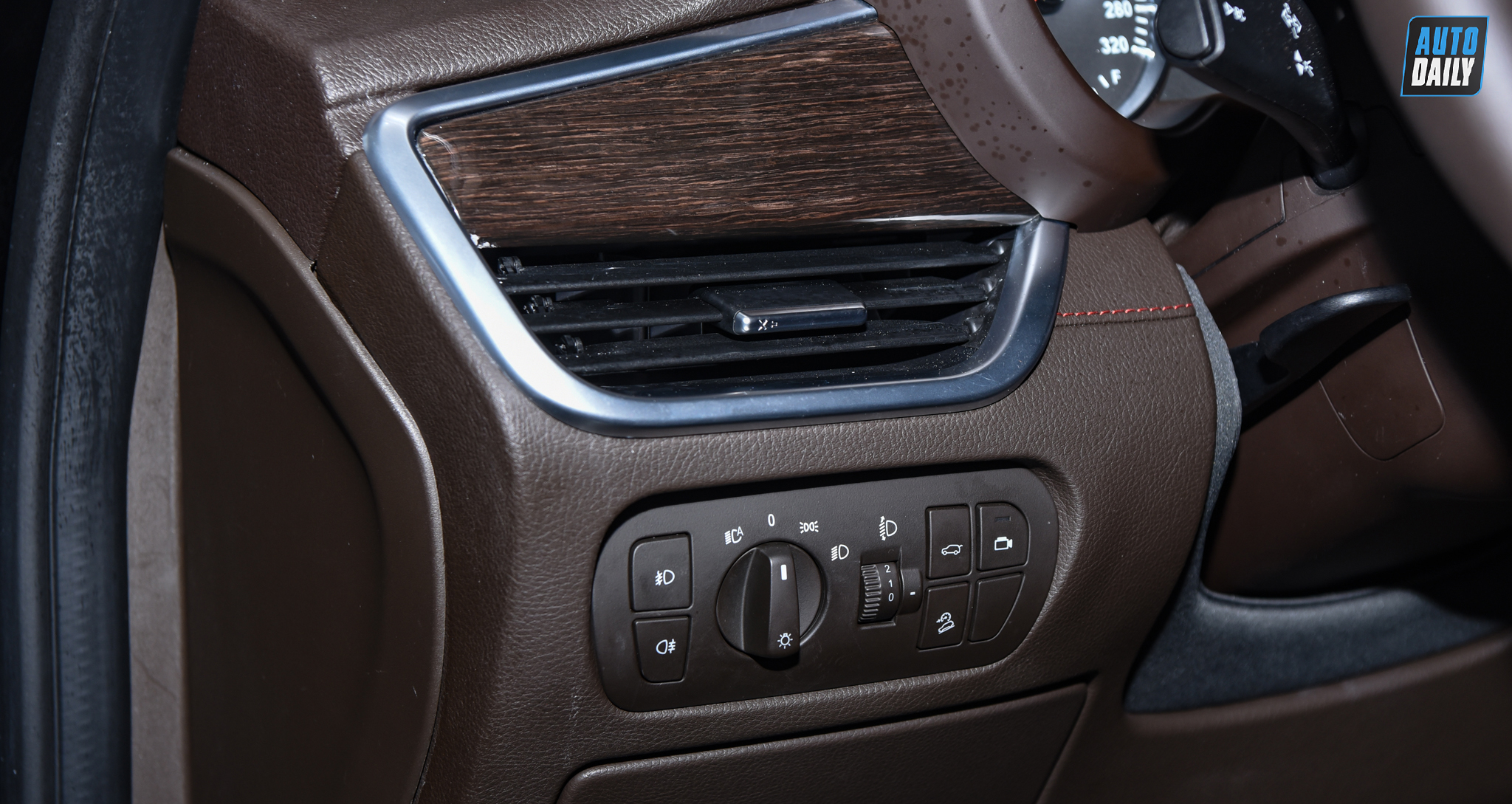 Ảnh nội thất VinFast President giá 4,6 tỷ tại đại lý vinfast-president-autodaily-38.jpg