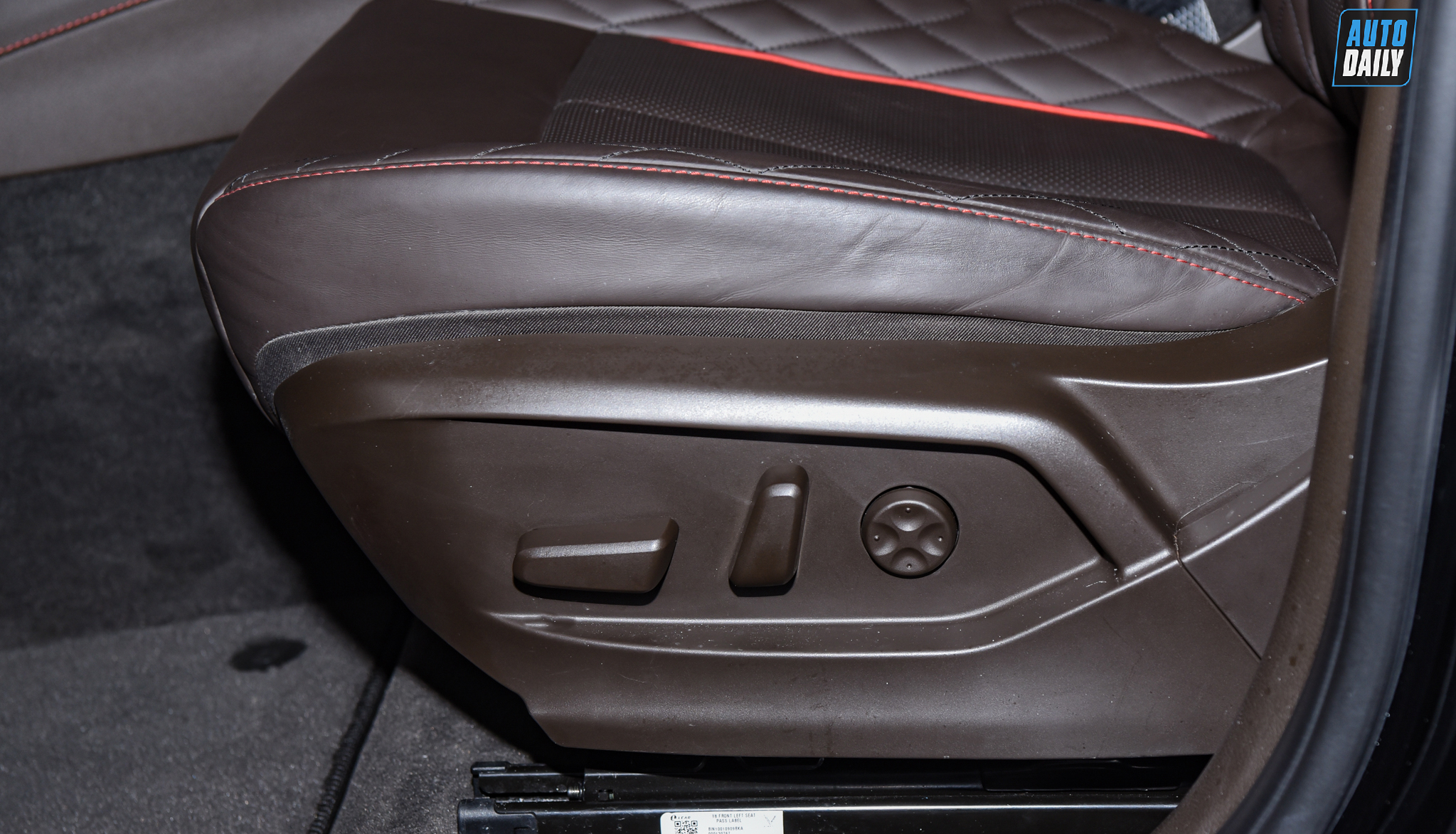 Ảnh nội thất VinFast President giá 4,6 tỷ tại đại lý vinfast-president-autodaily-42.jpg