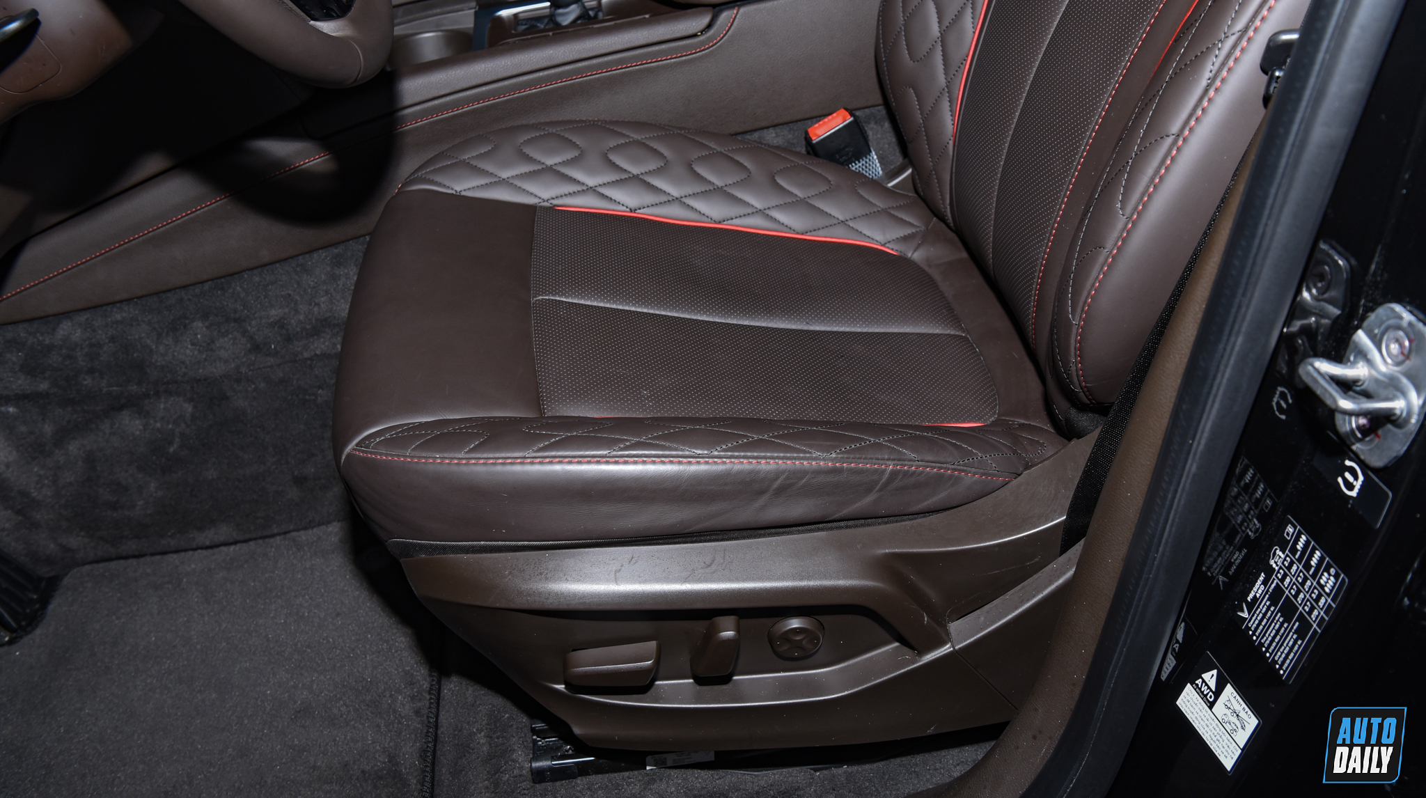 Ảnh nội thất VinFast President giá 4,6 tỷ tại đại lý vinfast-president-autodaily-43.jpg