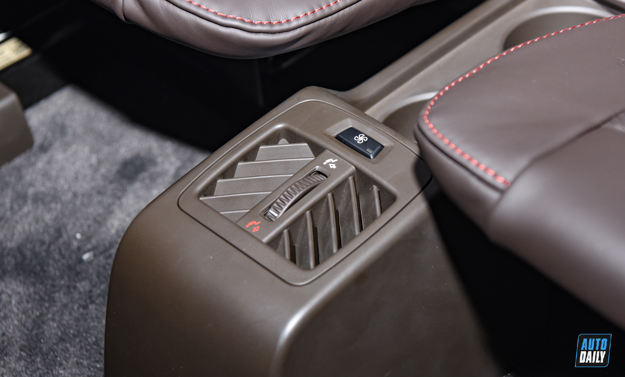 Ảnh nội thất VinFast President giá 4,6 tỷ tại đại lý vinfast-president-autodaily-46.jpg