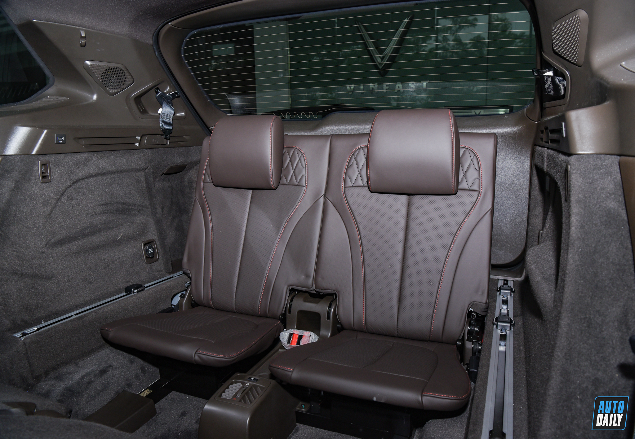 Ảnh nội thất VinFast President giá 4,6 tỷ tại đại lý vinfast-president-autodaily-48.jpg