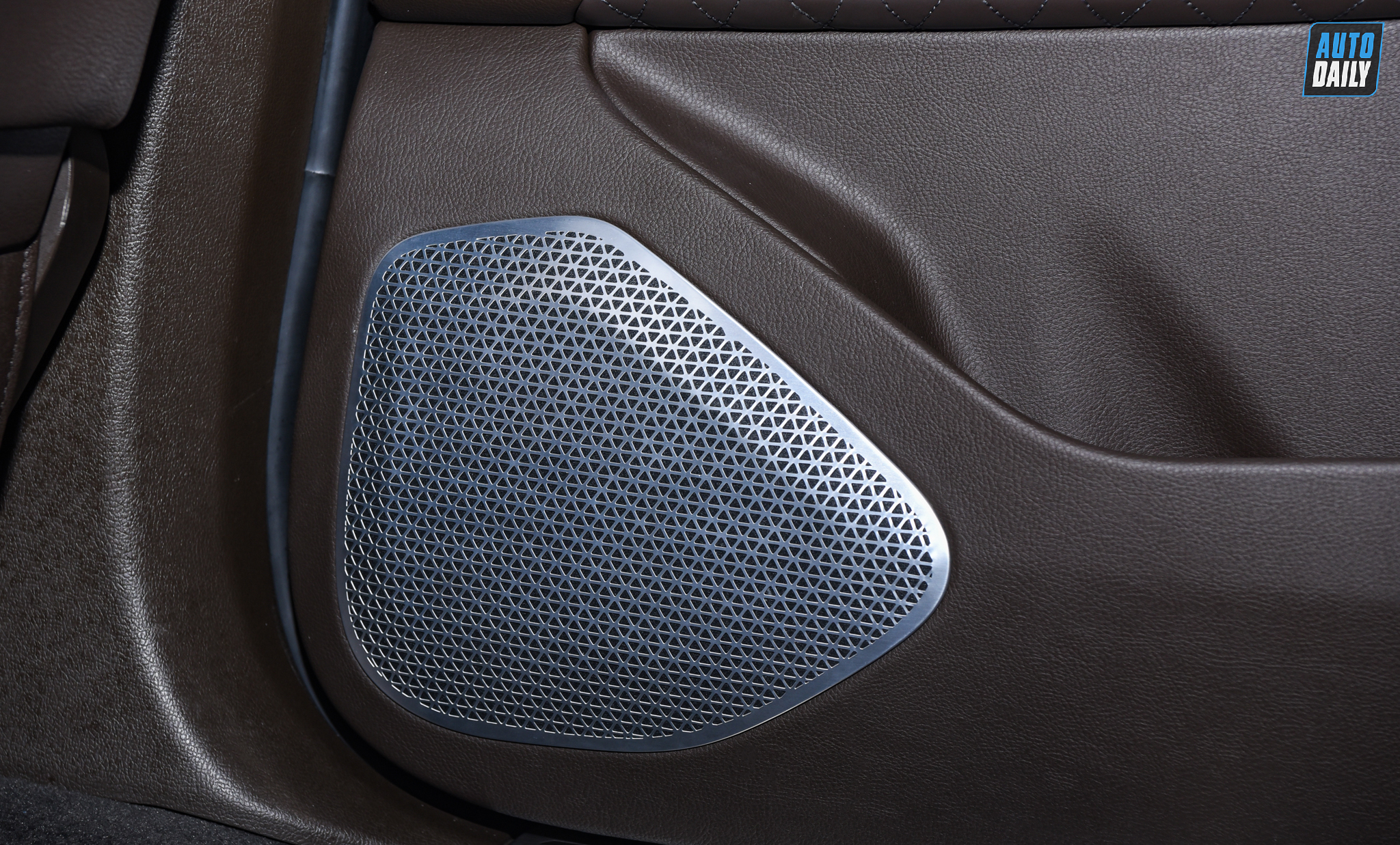 Ảnh nội thất VinFast President giá 4,6 tỷ tại đại lý vinfast-president-autodaily-49.jpg