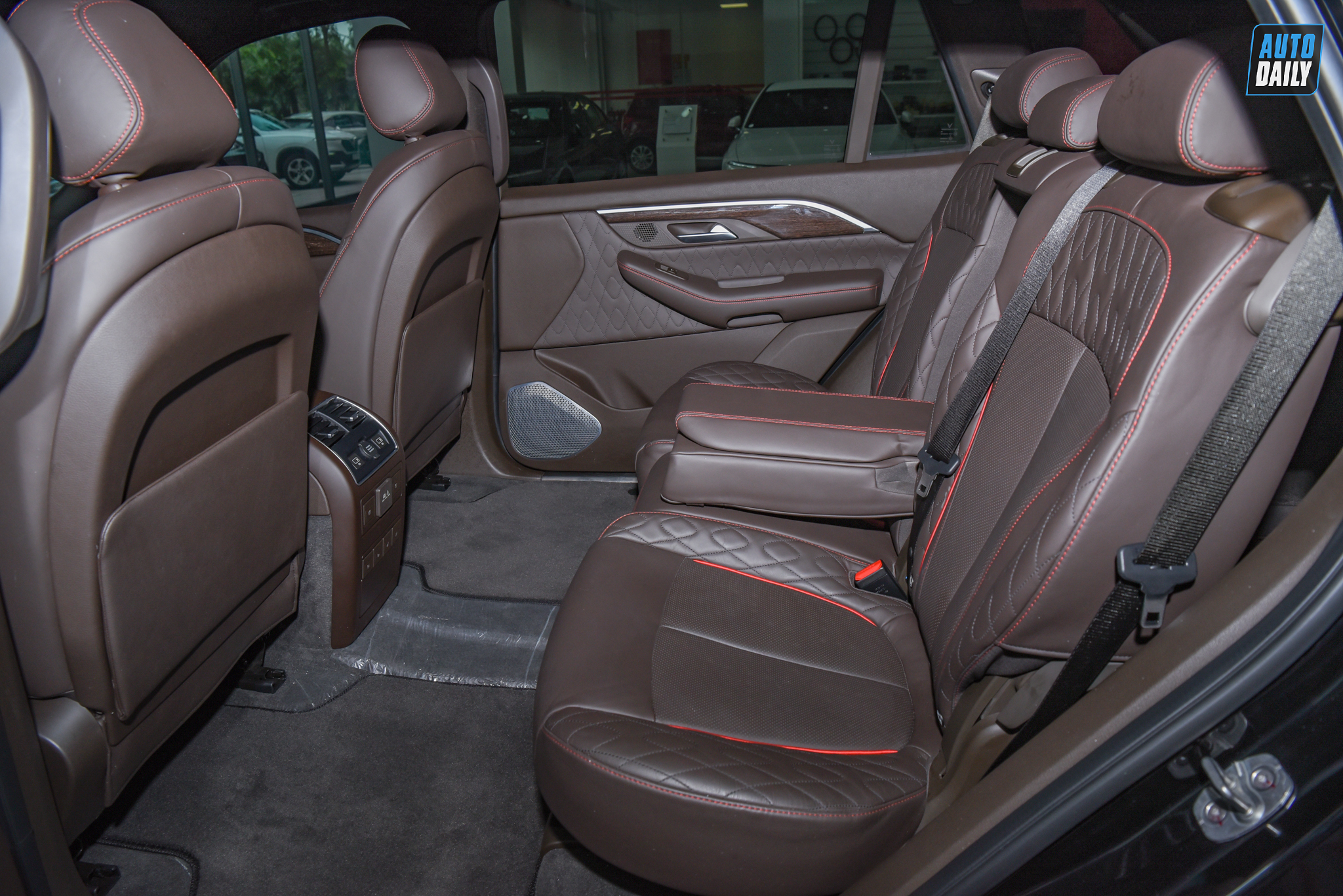 Ảnh nội thất VinFast President giá 4,6 tỷ tại đại lý vinfast-president-autodaily-57.jpg