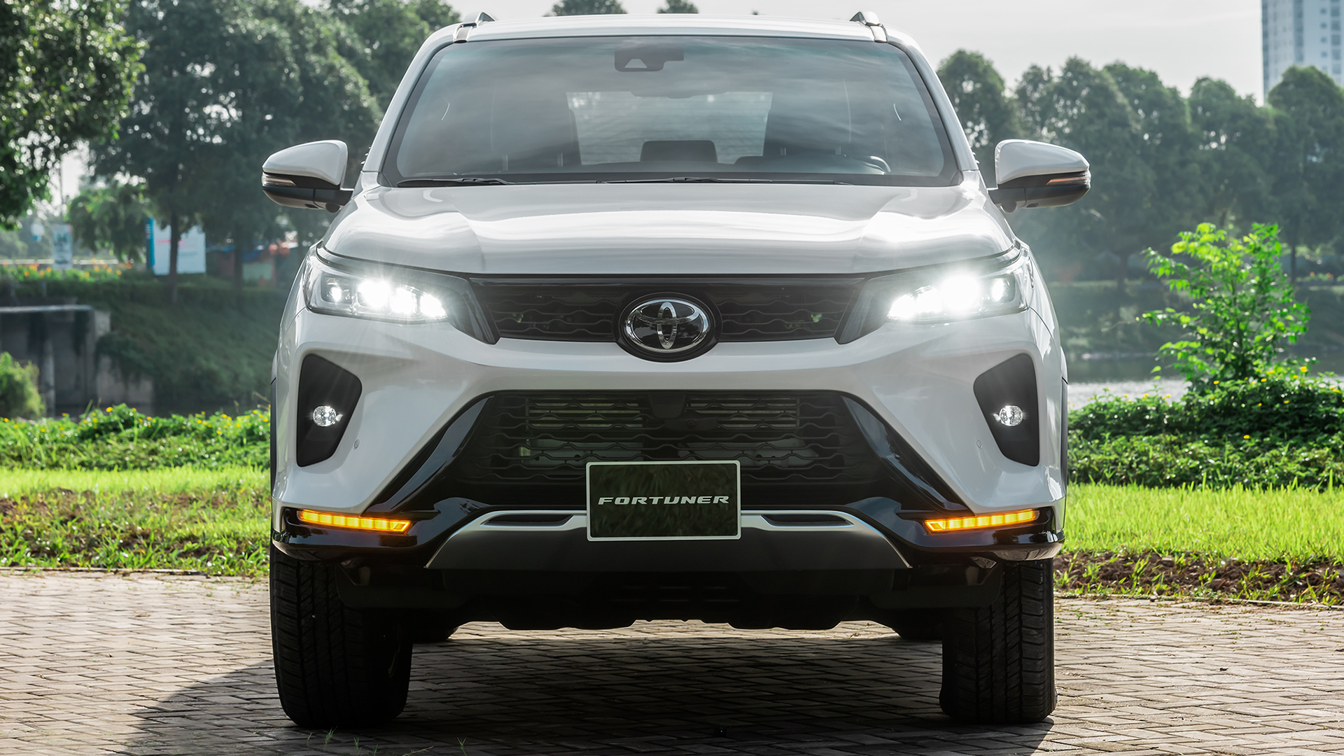 Giá lăn bánh Toyota Fortuner 2021 - Cao nhất hơn 1,5 tỷ đồng