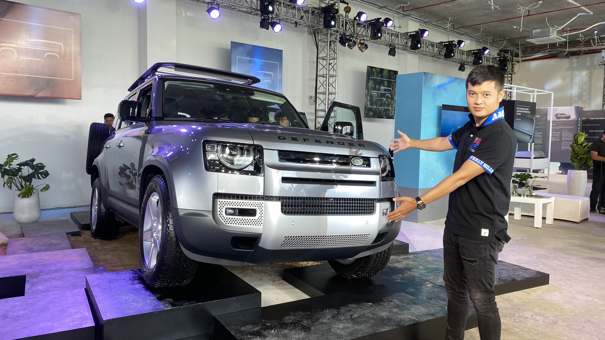 Trải nghiệm nhanh "huyền thoại địa hình" Land Rover Defender 2020