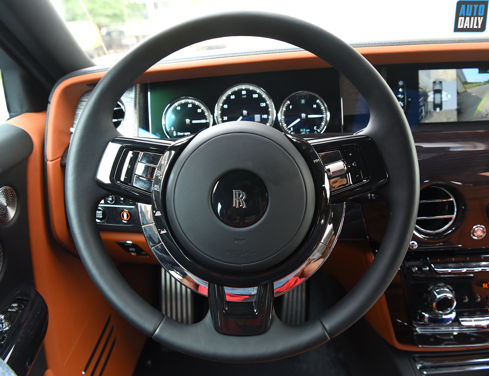 Ảnh chi tiết Rolls-Royce Phantom VIII EWB giá khoảng 70 tỷ tại Việt Nam 22.jpg