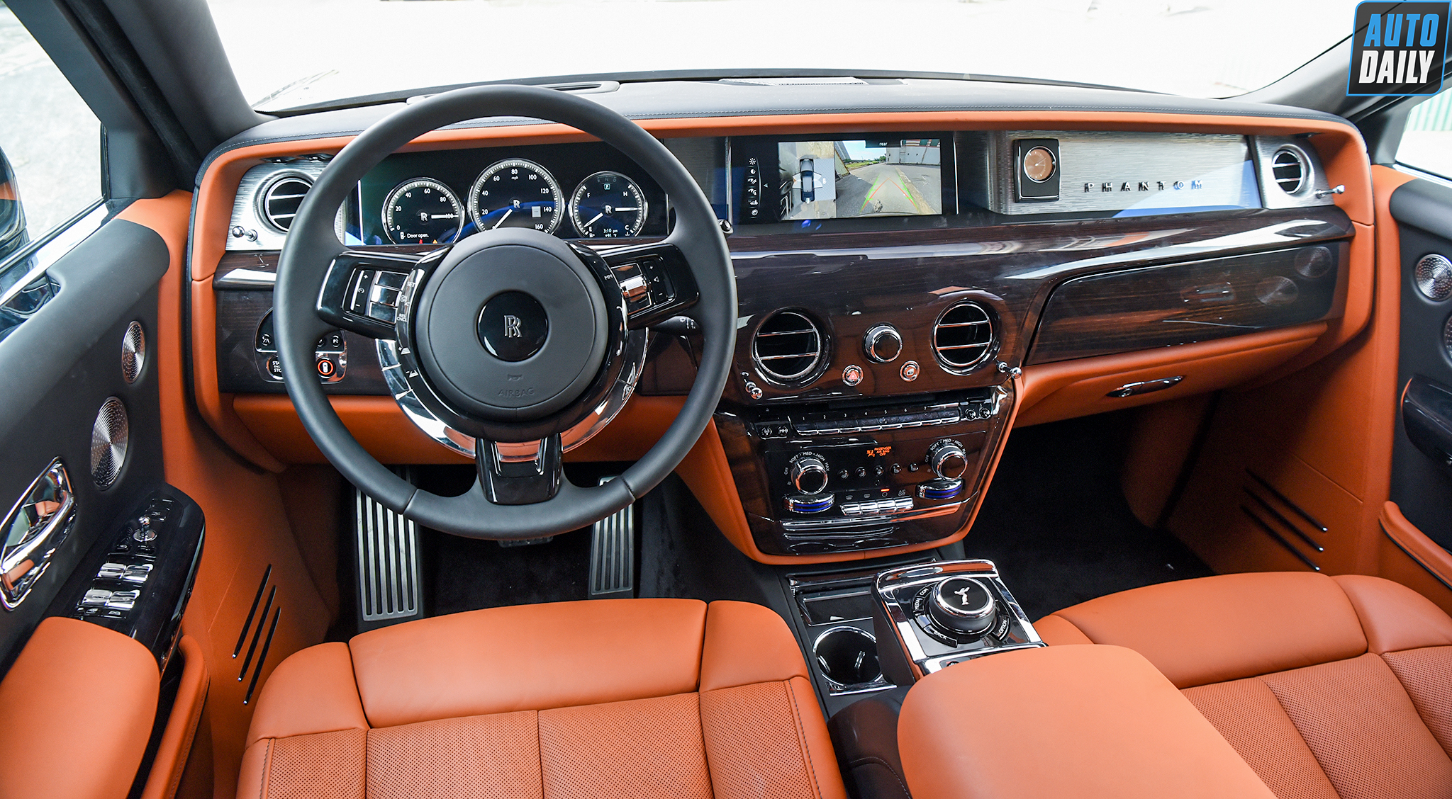 Ảnh chi tiết Rolls-Royce Phantom VIII EWB giá khoảng 70 tỷ tại Việt Nam 25.jpg