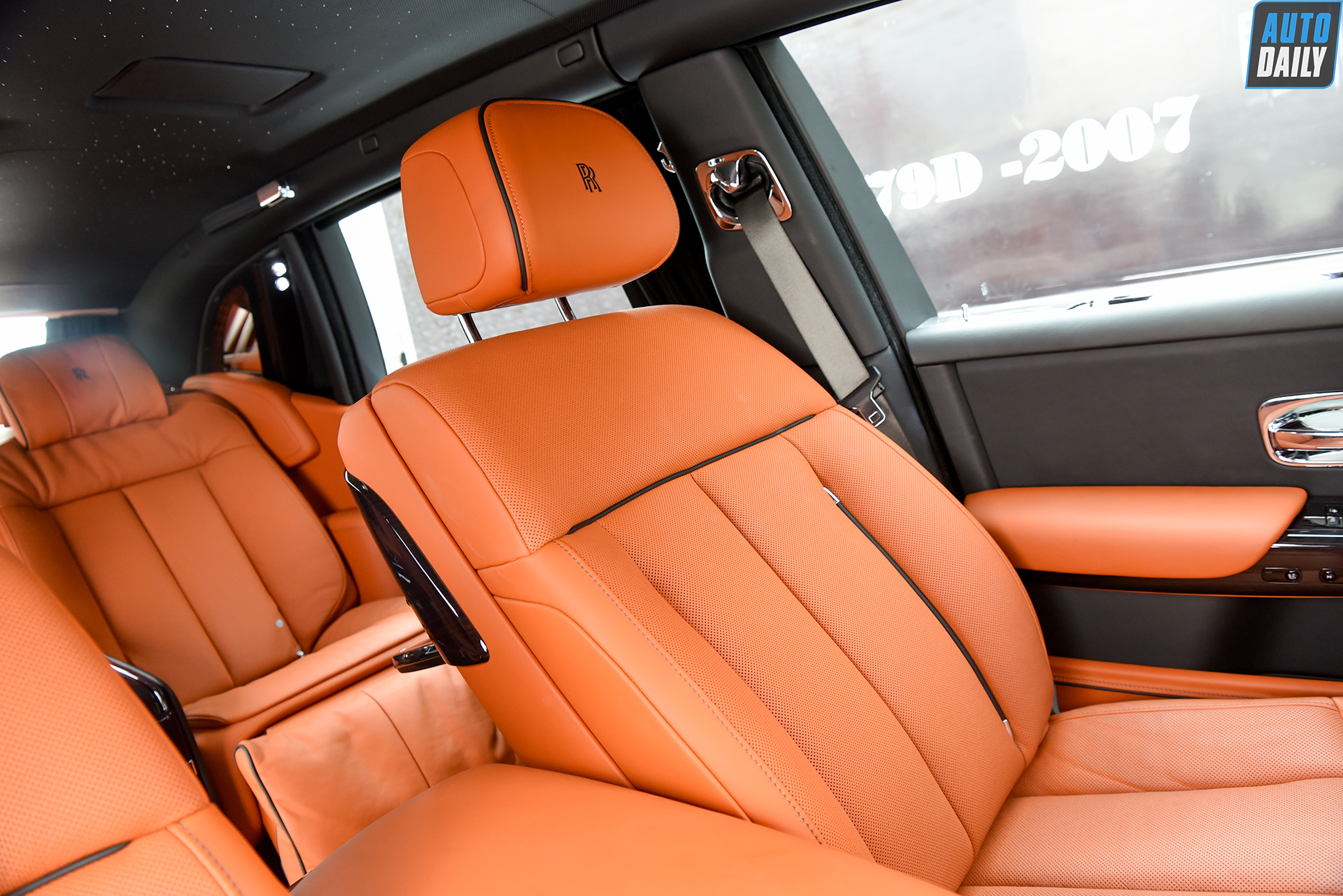 Ảnh chi tiết Rolls-Royce Phantom VIII EWB giá khoảng 70 tỷ tại Việt Nam 27.jpg