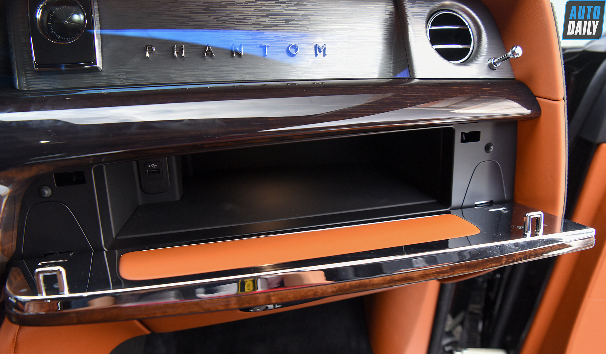 Ảnh chi tiết Rolls-Royce Phantom VIII EWB giá khoảng 70 tỷ tại Việt Nam 29.jpg