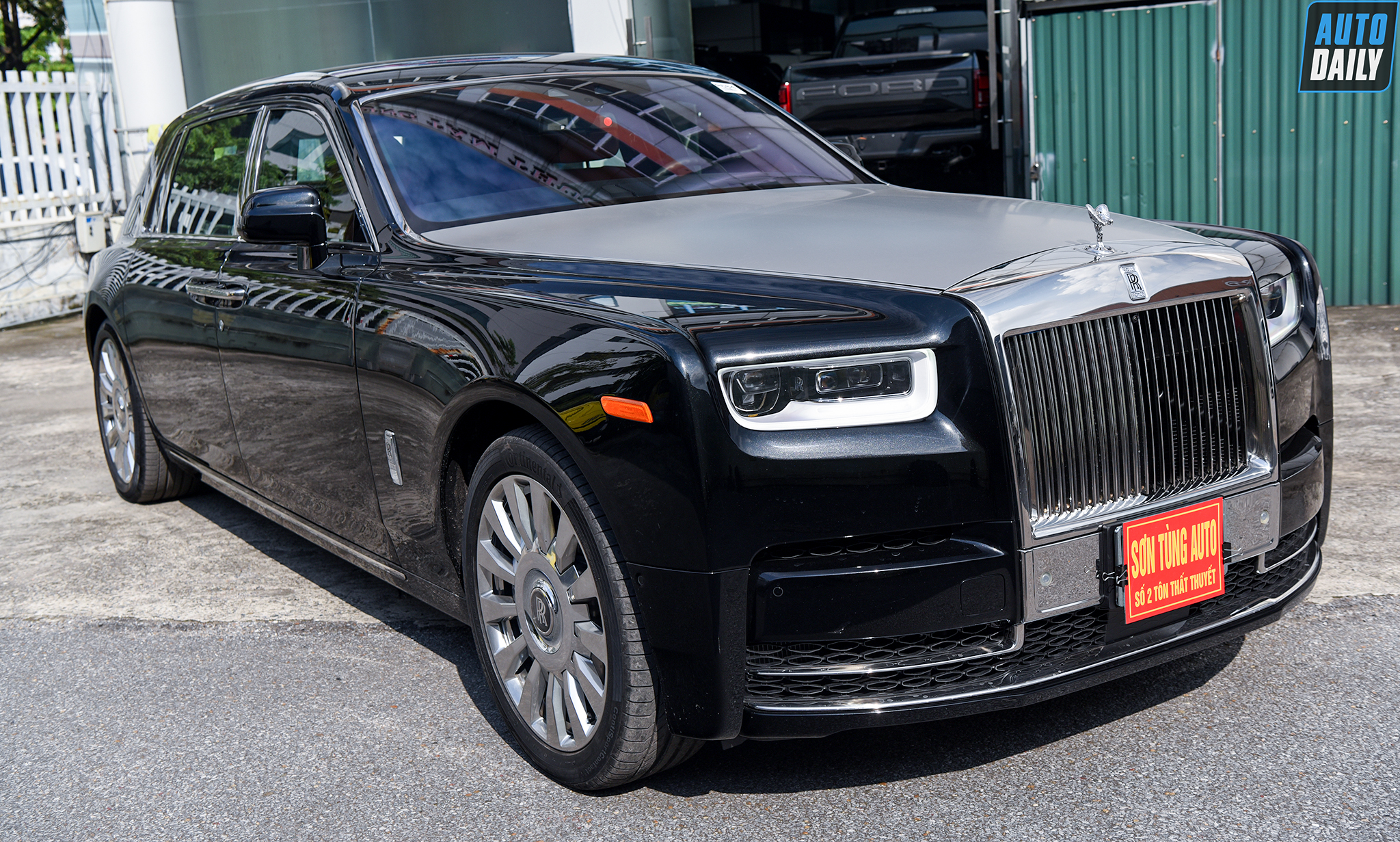 Ảnh chi tiết Rolls-Royce Phantom VIII EWB giá khoảng 70 tỷ tại Việt Nam 3.jpg