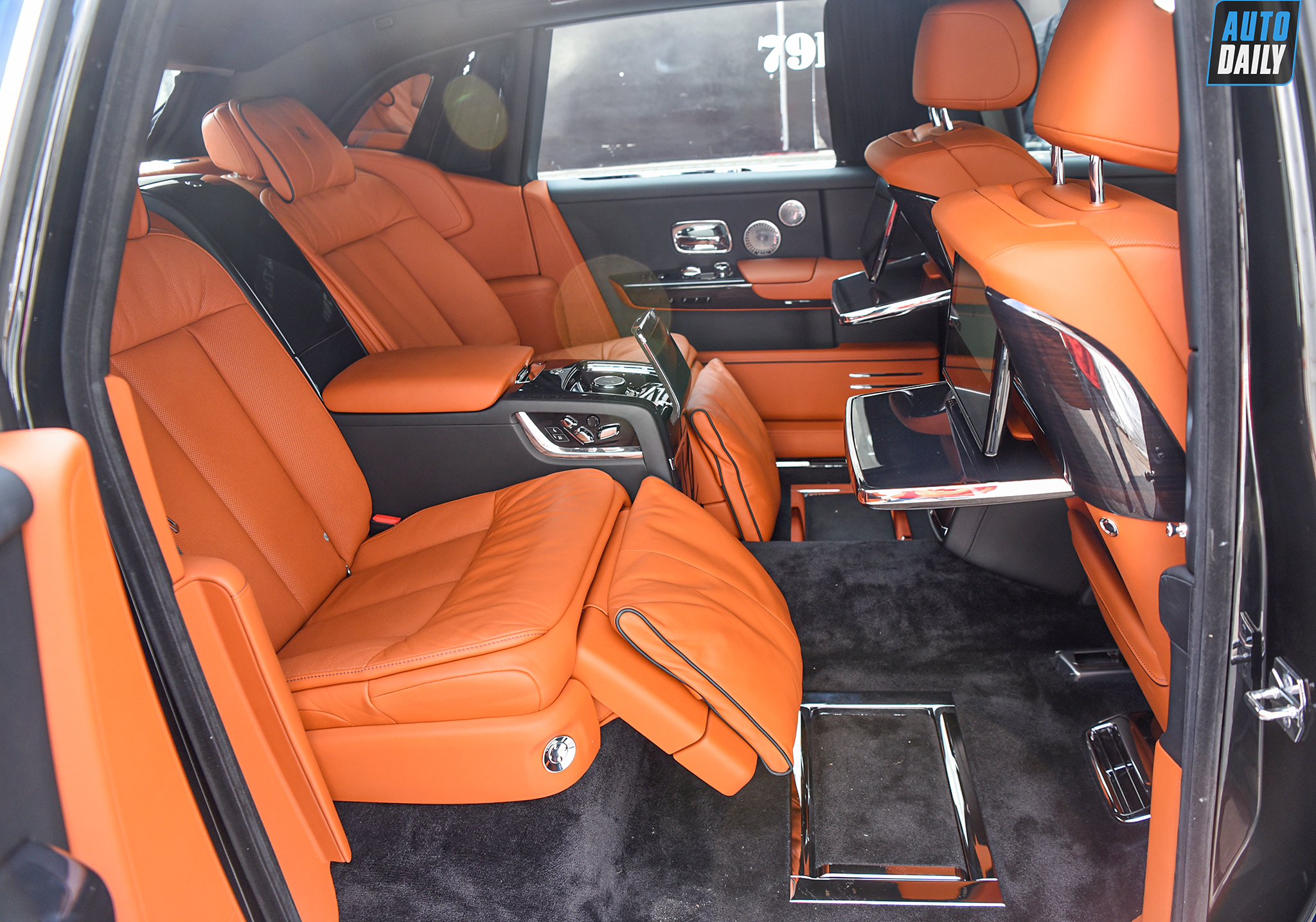 Ảnh chi tiết Rolls-Royce Phantom VIII EWB giá khoảng 70 tỷ tại Việt Nam 40.jpg