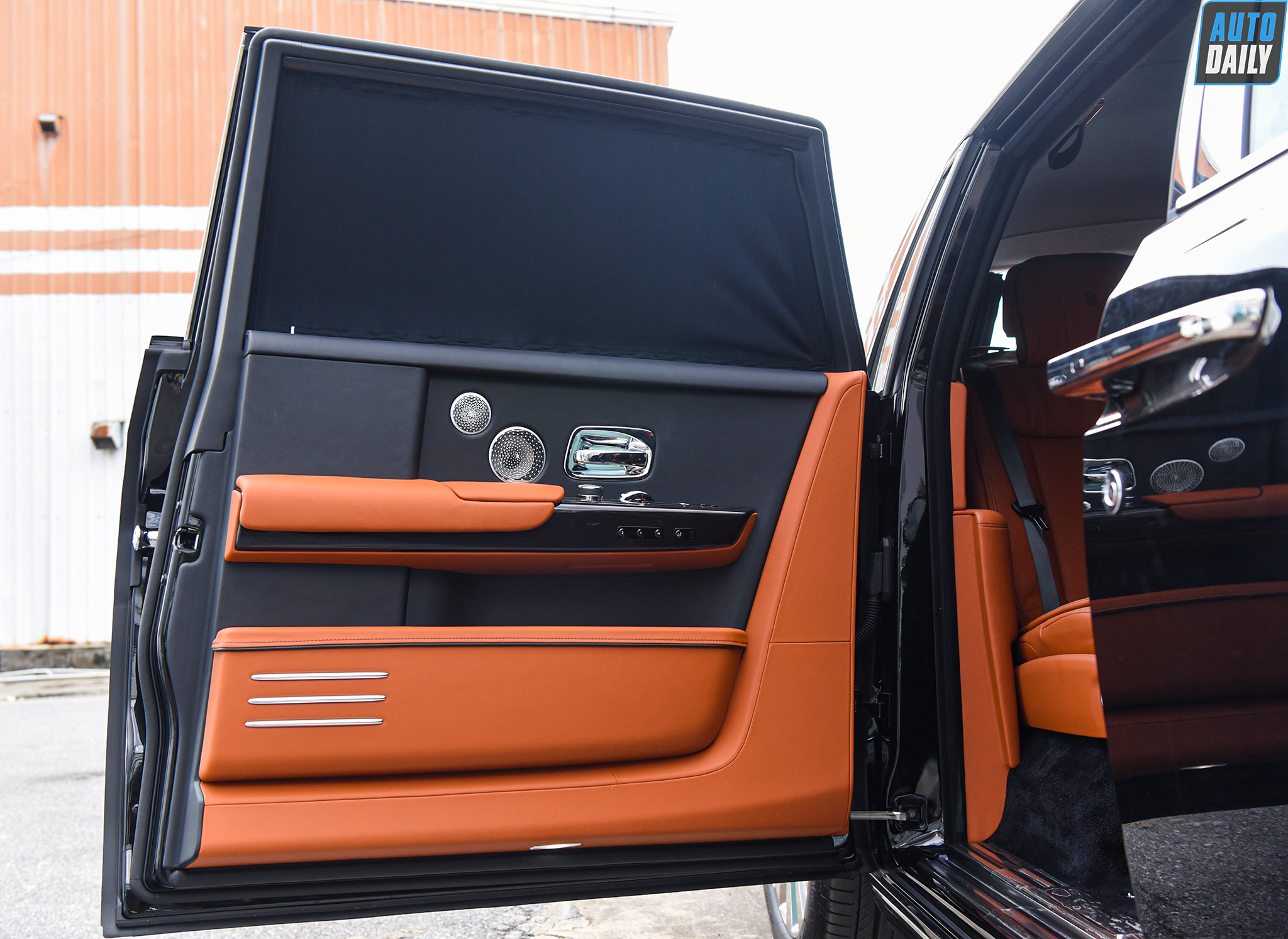 Ảnh chi tiết Rolls-Royce Phantom VIII EWB giá khoảng 70 tỷ tại Việt Nam 45.jpg