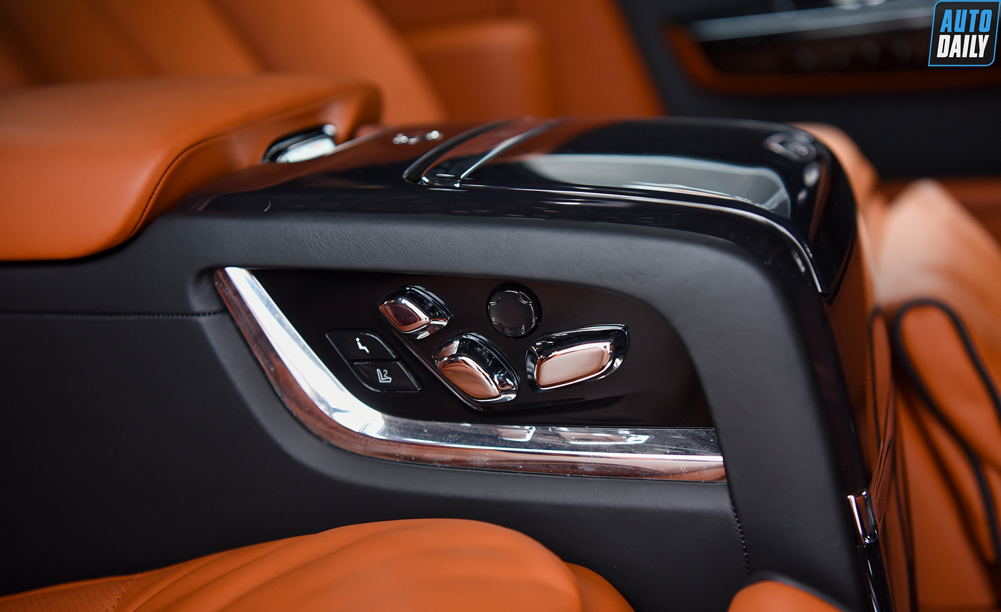 Ảnh chi tiết Rolls-Royce Phantom VIII EWB giá khoảng 70 tỷ tại Việt Nam 47.jpg