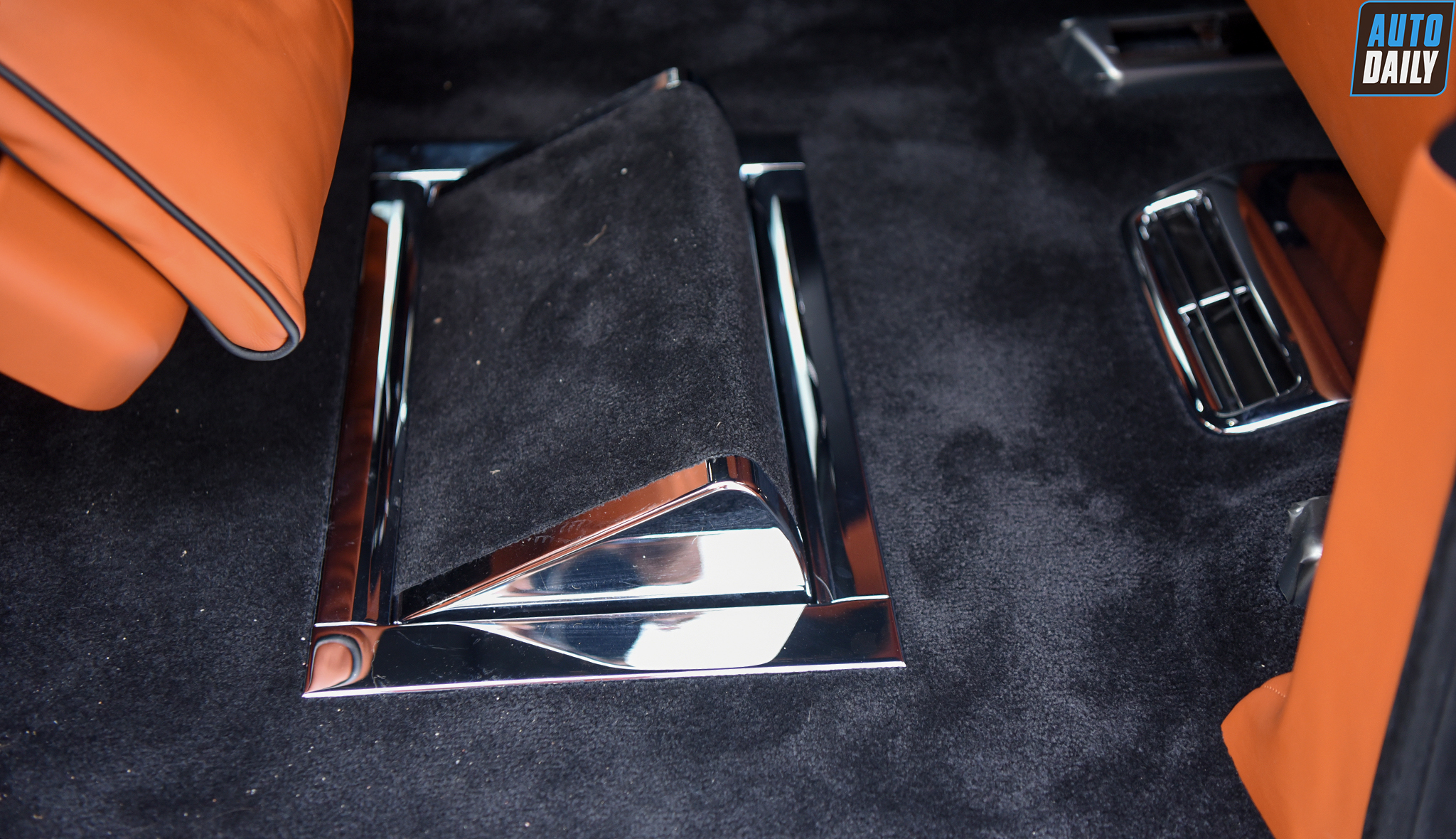 Ảnh chi tiết Rolls-Royce Phantom VIII EWB giá khoảng 70 tỷ tại Việt Nam 49.jpg