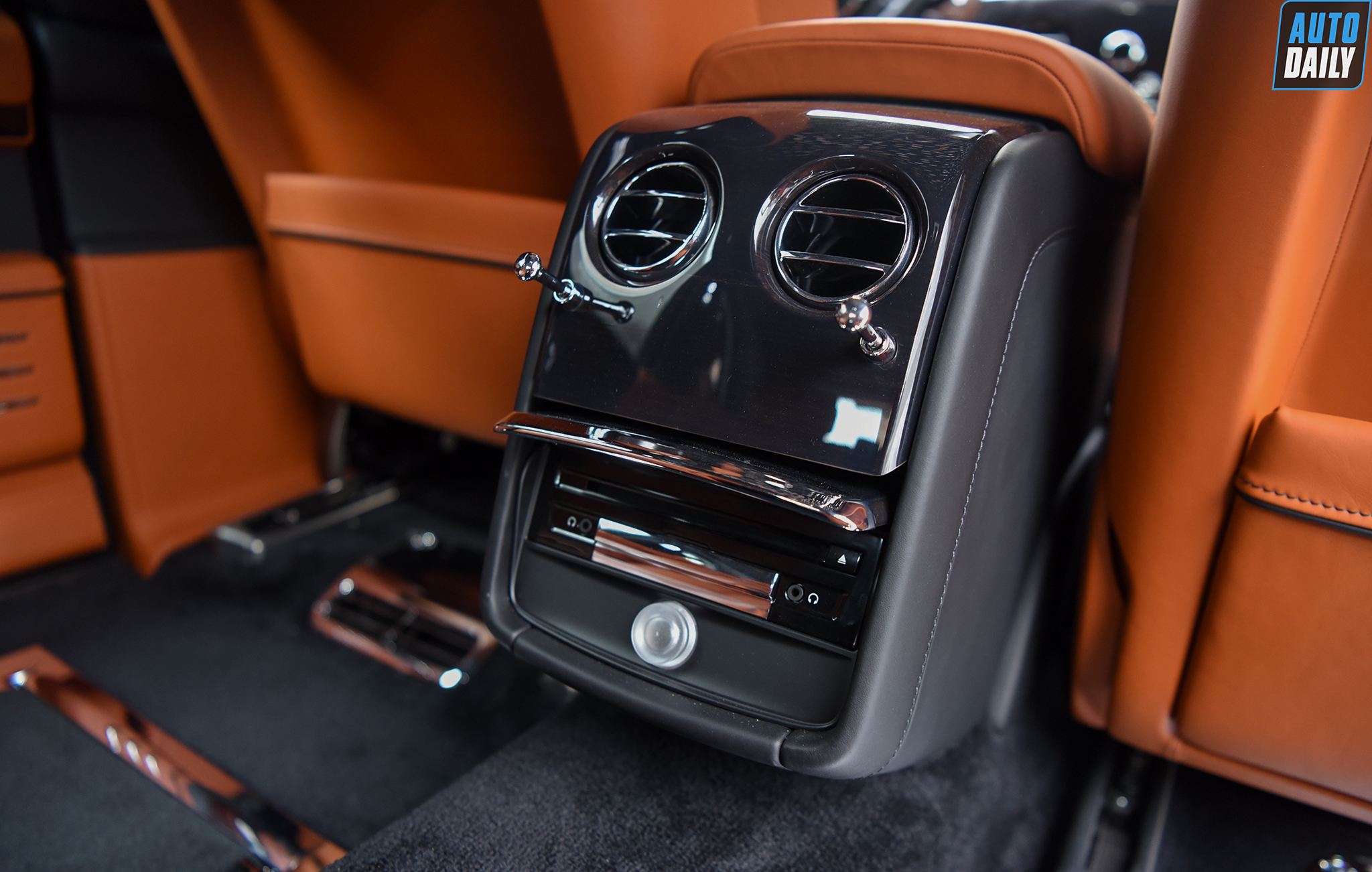 Ảnh chi tiết Rolls-Royce Phantom VIII EWB giá khoảng 70 tỷ tại Việt Nam 52.jpg