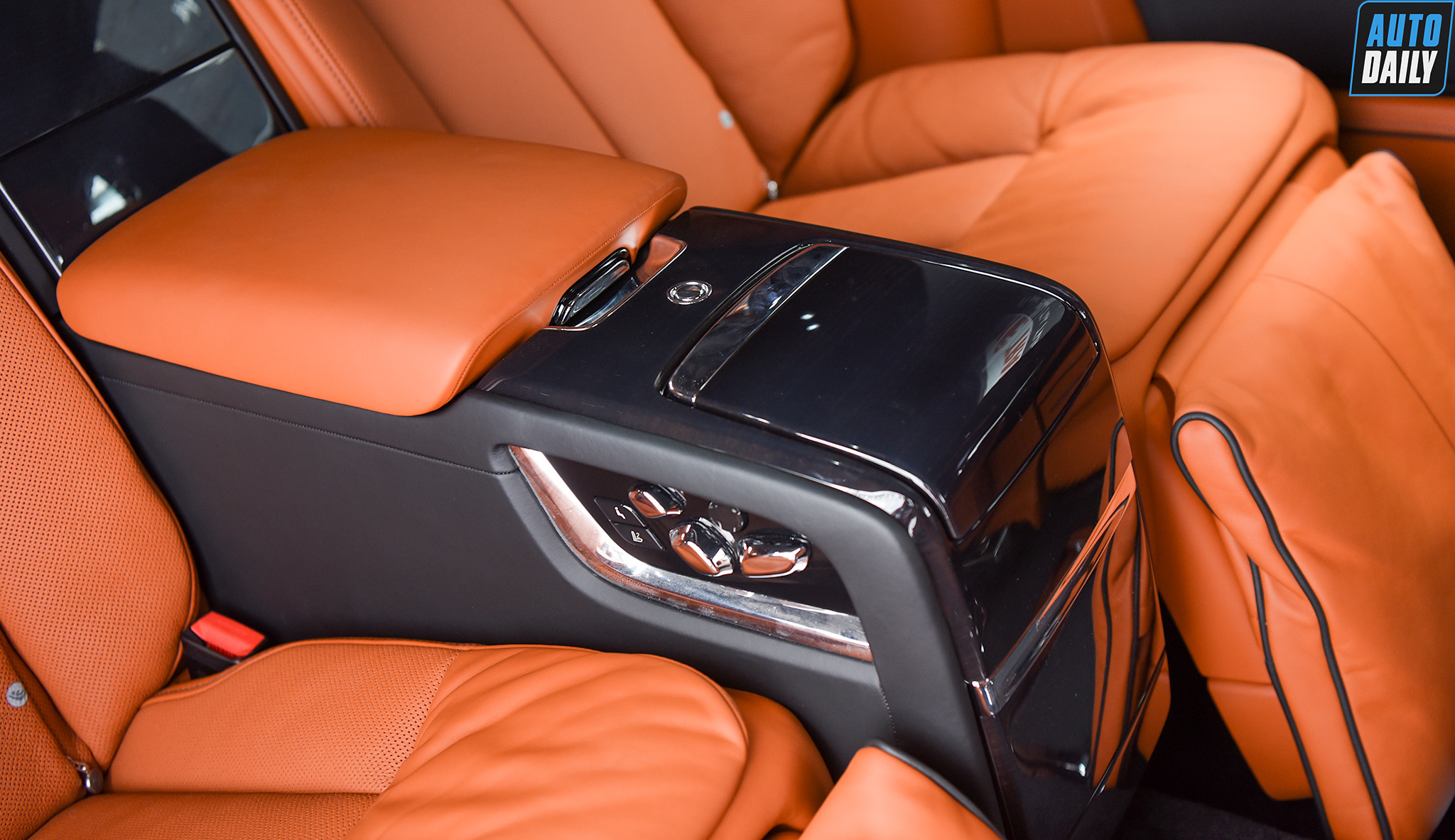 Ảnh chi tiết Rolls-Royce Phantom VIII EWB giá khoảng 70 tỷ tại Việt Nam 56.jpg