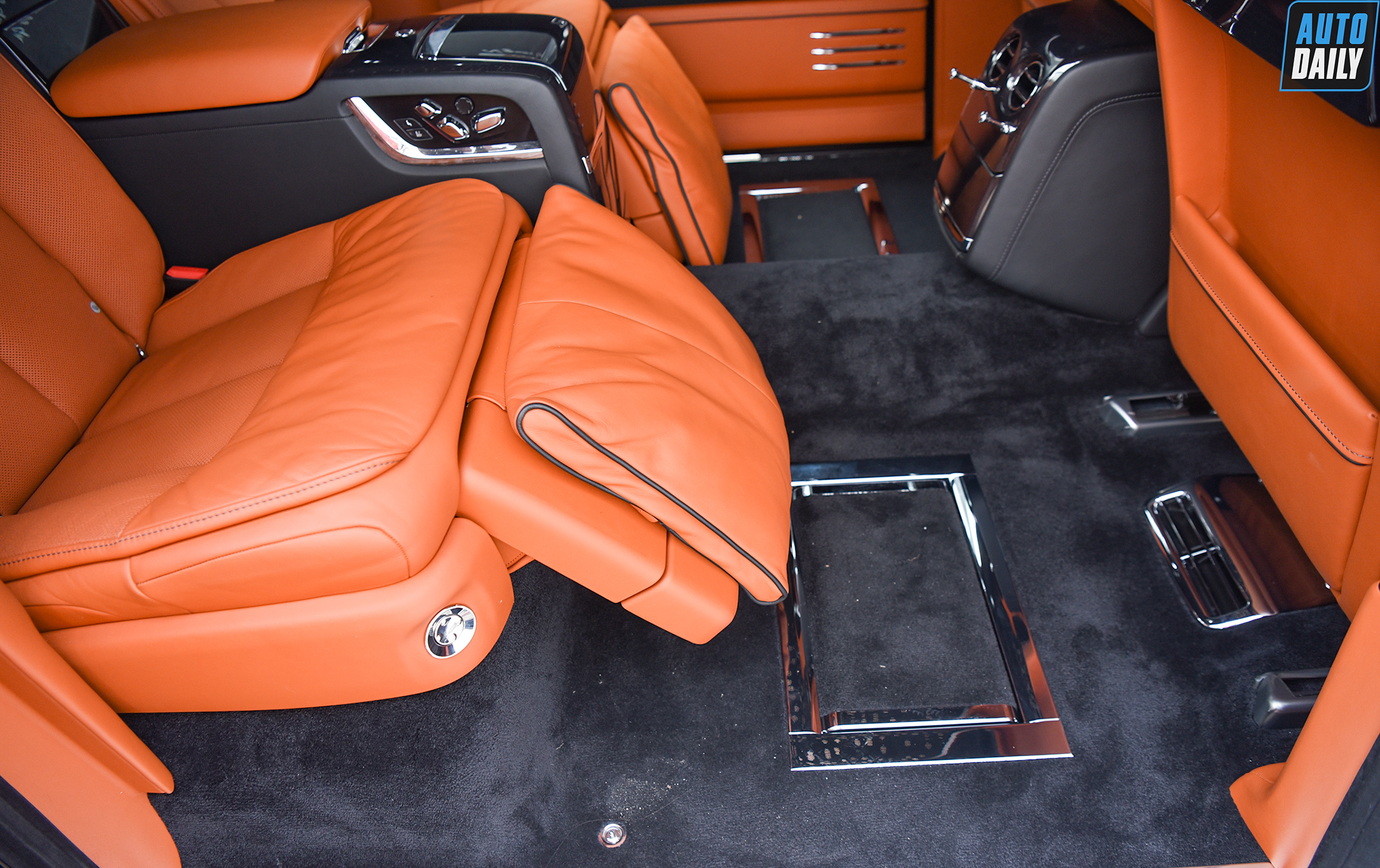 Ảnh chi tiết Rolls-Royce Phantom VIII EWB giá khoảng 70 tỷ tại Việt Nam 57.jpg