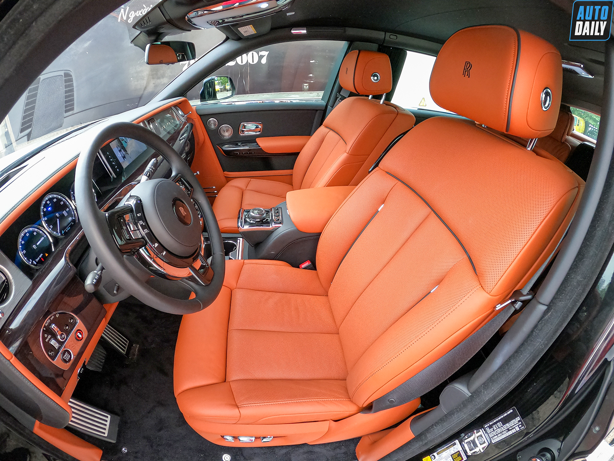 Ảnh chi tiết Rolls-Royce Phantom VIII EWB giá khoảng 70 tỷ tại Việt Nam 59.jpg