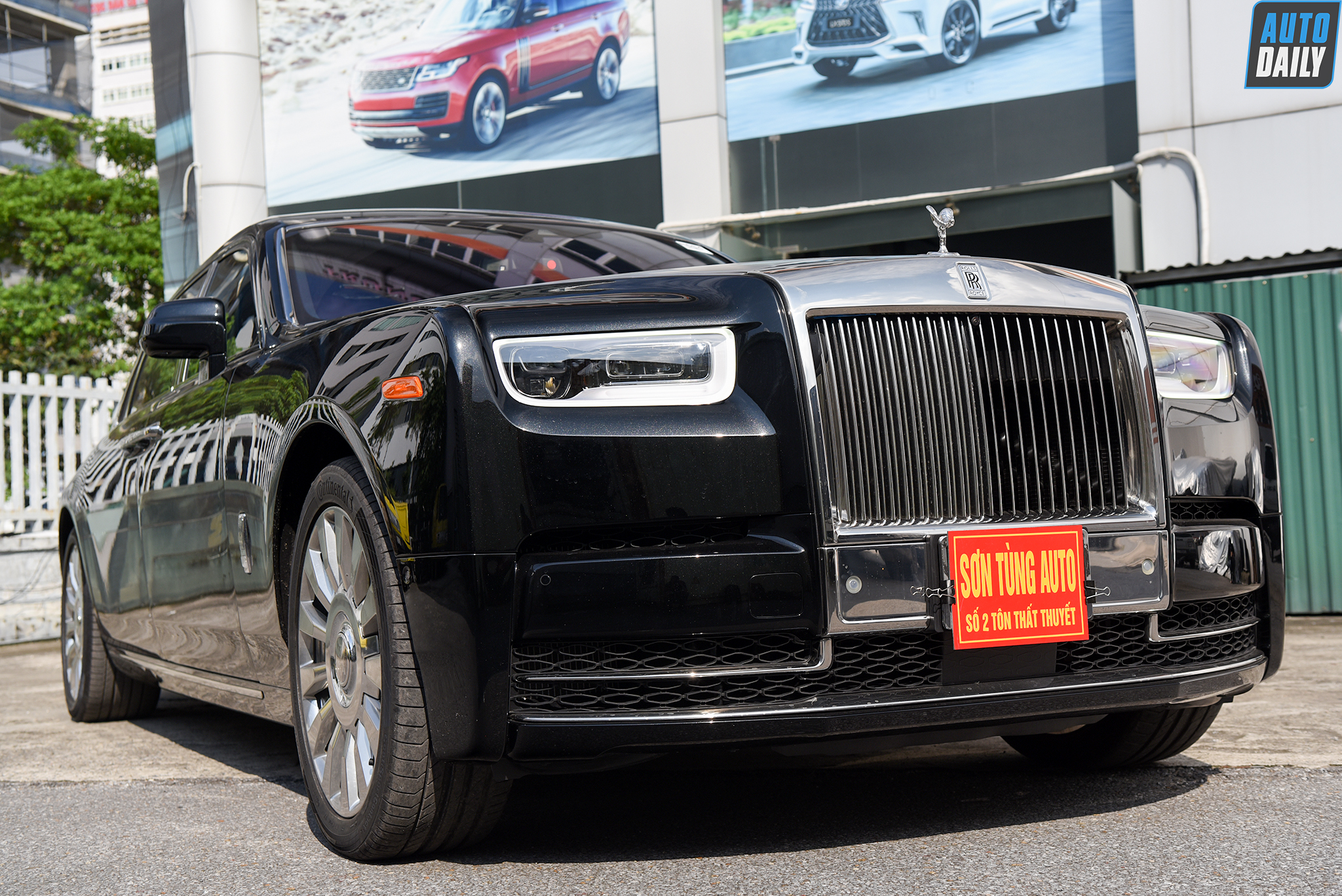 Ảnh chi tiết Rolls-Royce Phantom VIII EWB giá khoảng 70 tỷ tại Việt Nam 7.jpg