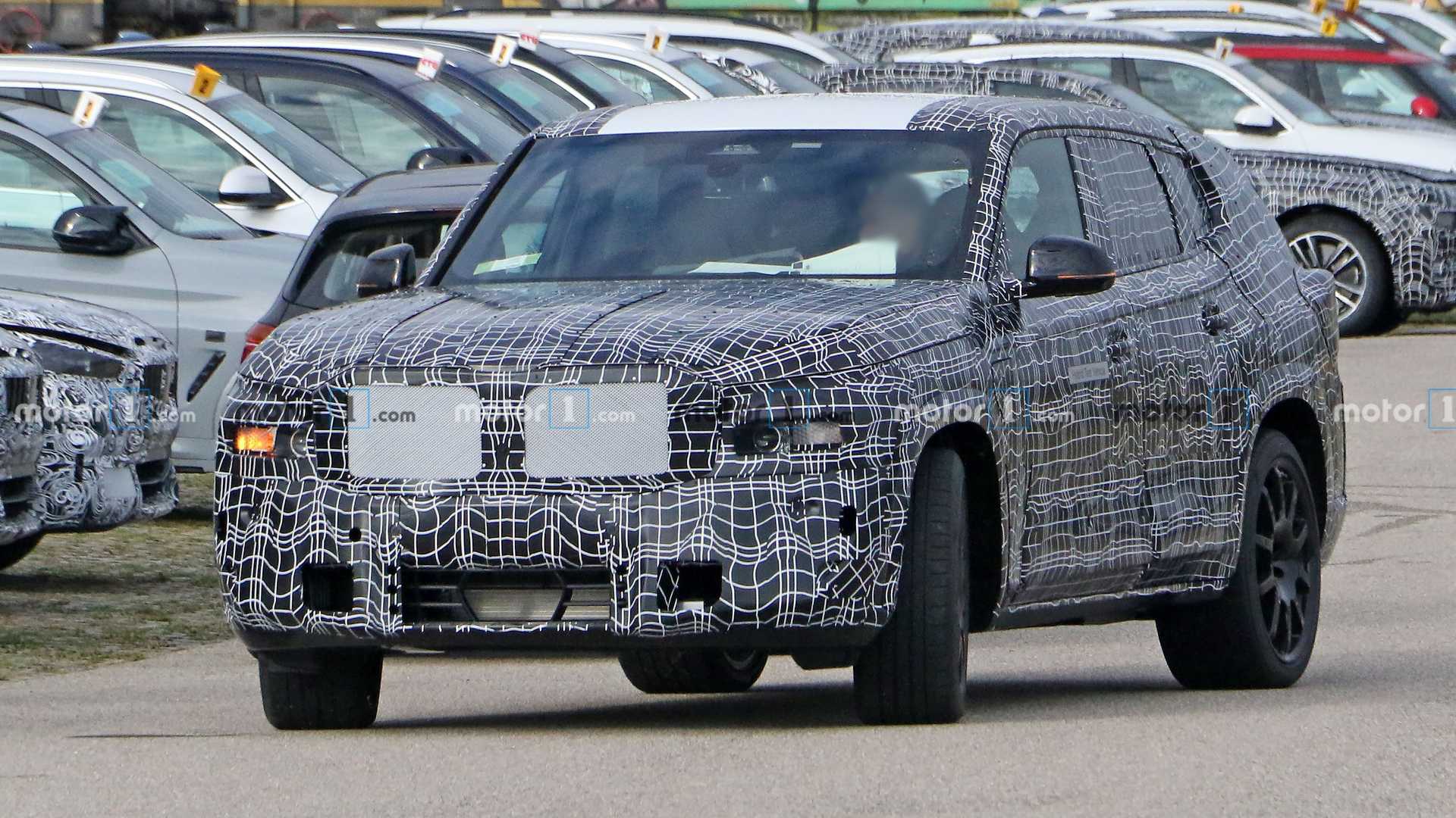 BMW X8 bắt đầu được thử nghiệm thực tế bmw-x8-spy-shots-front-three-quarters-parking-lot.jpg