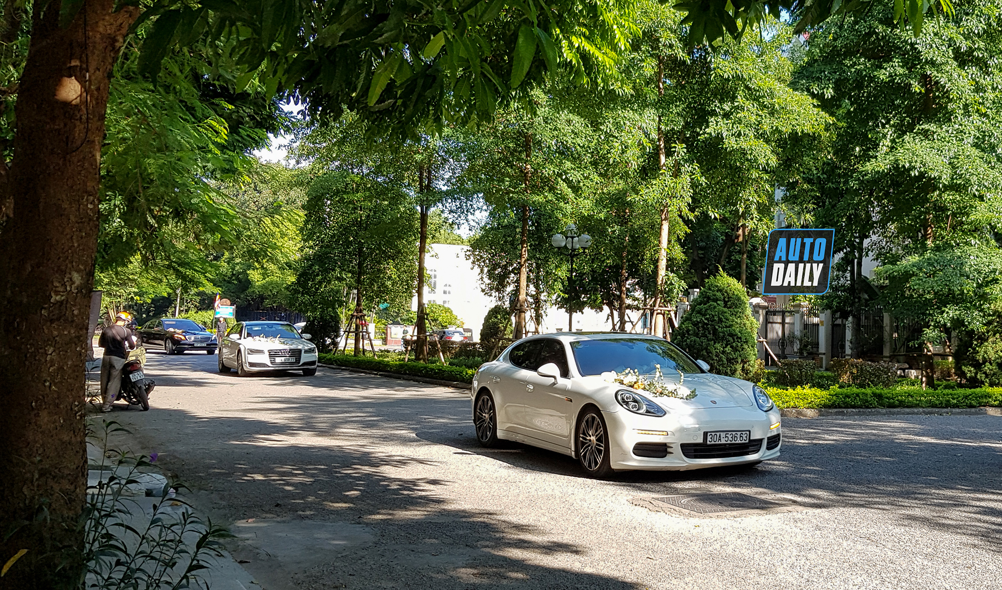 Chùm ảnh đám cưới quy tụ dàn xe hoa toàn Rolls-Royce, Bentley, Range Rover 20201010-150024-copydam-cuoi-khung-.jpg