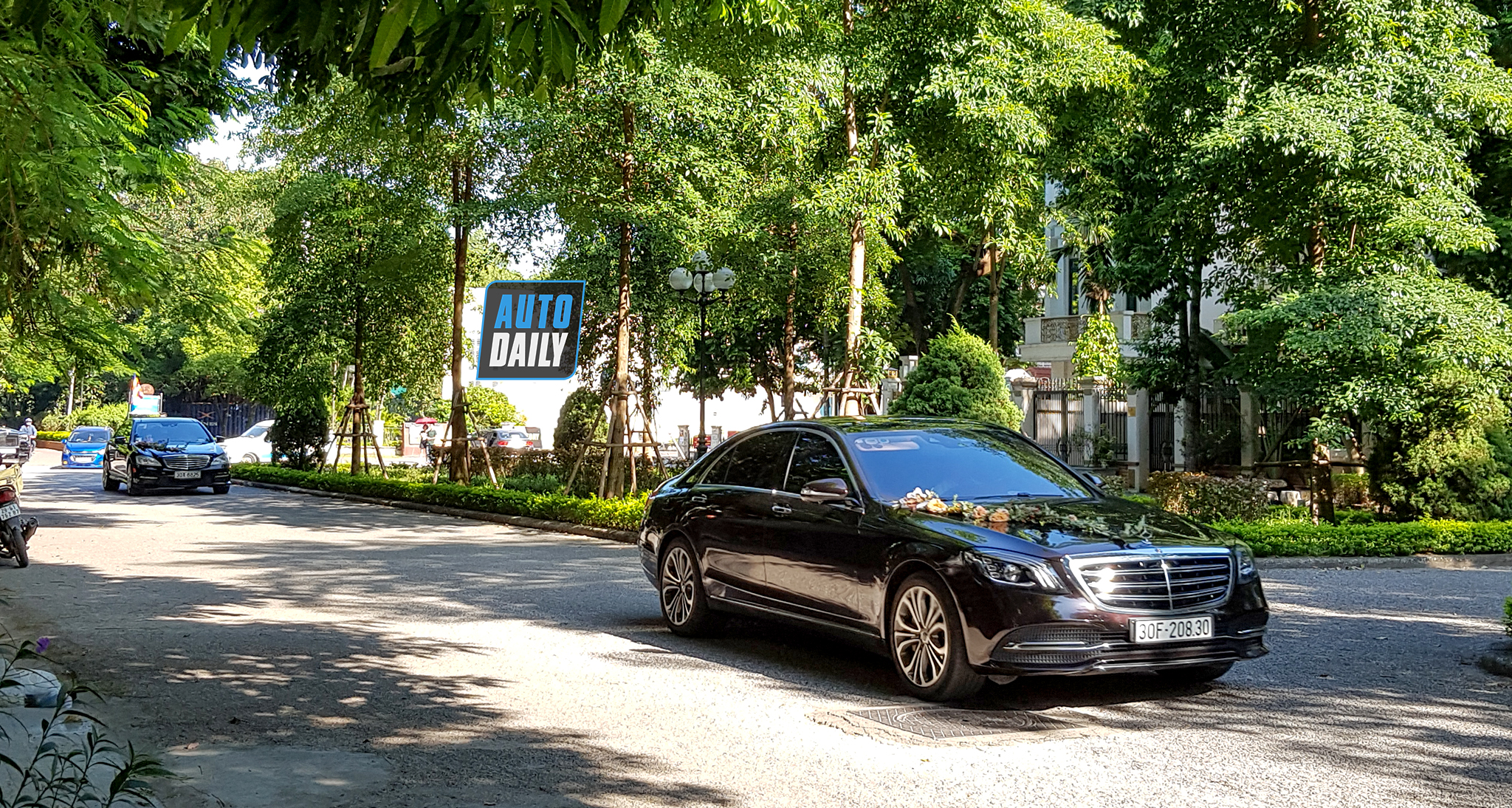 Chùm ảnh đám cưới quy tụ dàn xe hoa toàn Rolls-Royce, Bentley, Range Rover 20201010-150031-copydam-cuoi-khung-.jpg