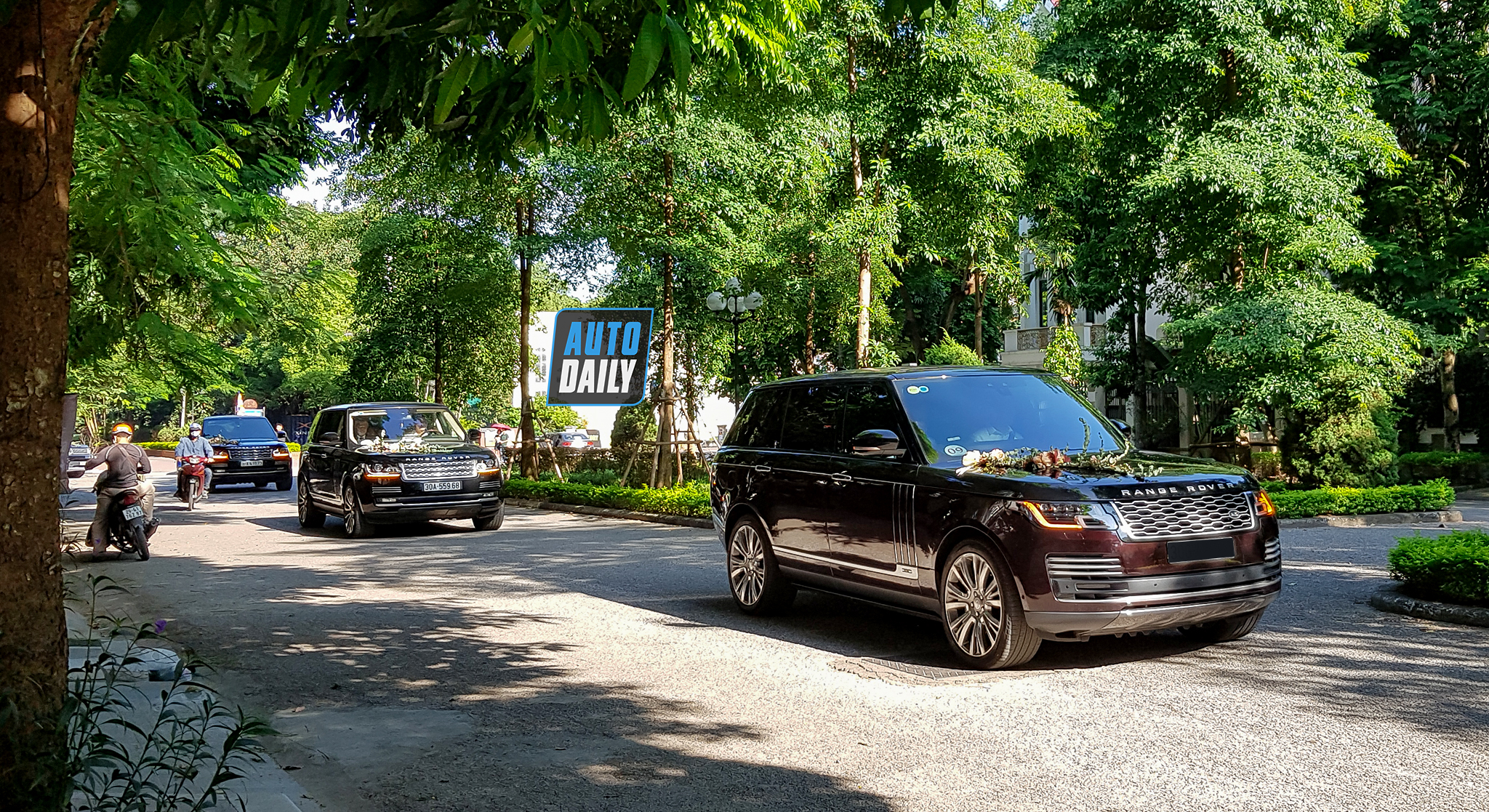 Chùm ảnh đám cưới quy tụ dàn xe hoa toàn Rolls-Royce, Bentley, Range Rover 20201010-150048-copydam-cuoi-khung-.jpg