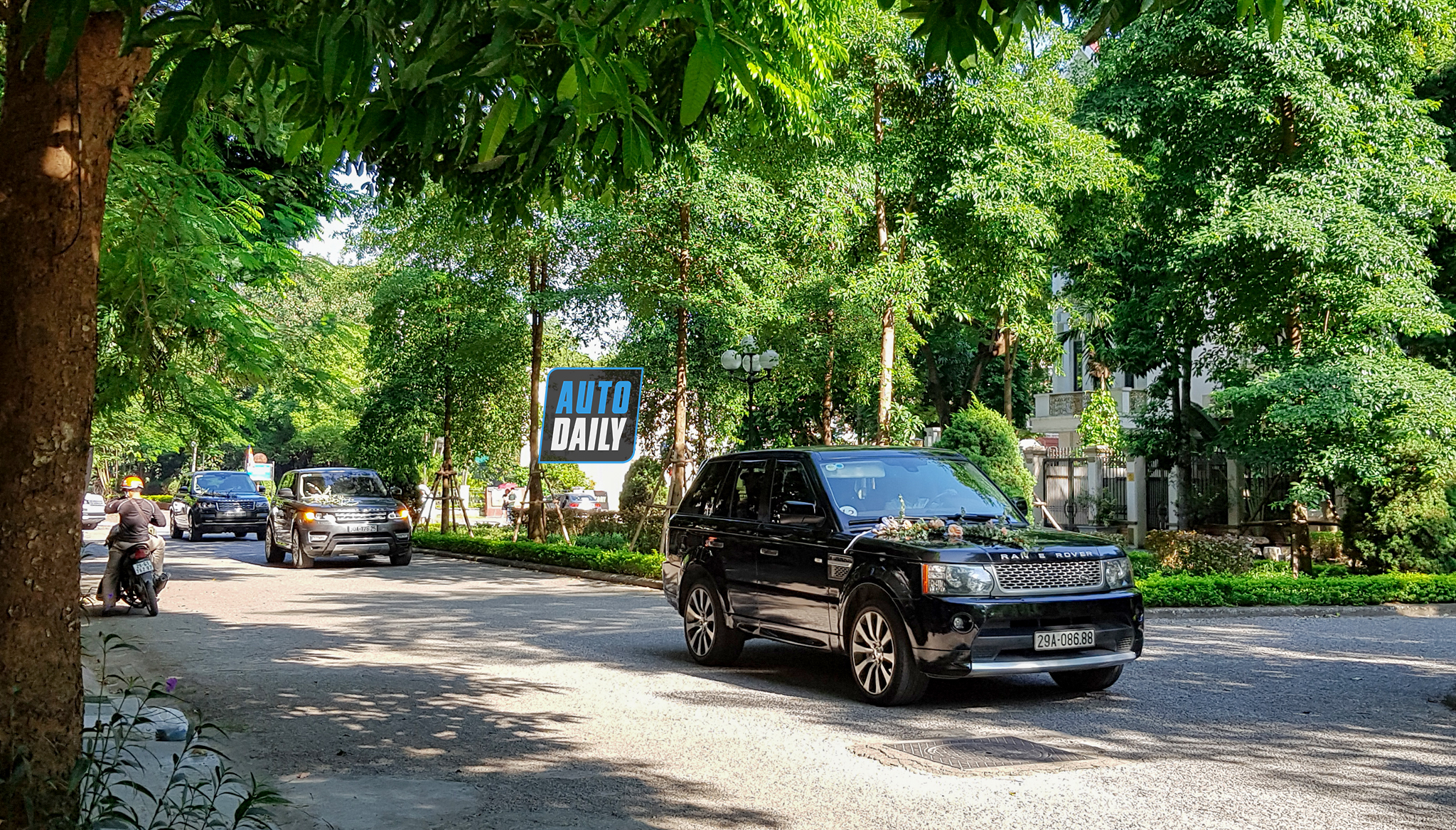 Chùm ảnh đám cưới quy tụ dàn xe hoa toàn Rolls-Royce, Bentley, Range Rover 20201010-150058-copydam-cuoi-khung-.jpg