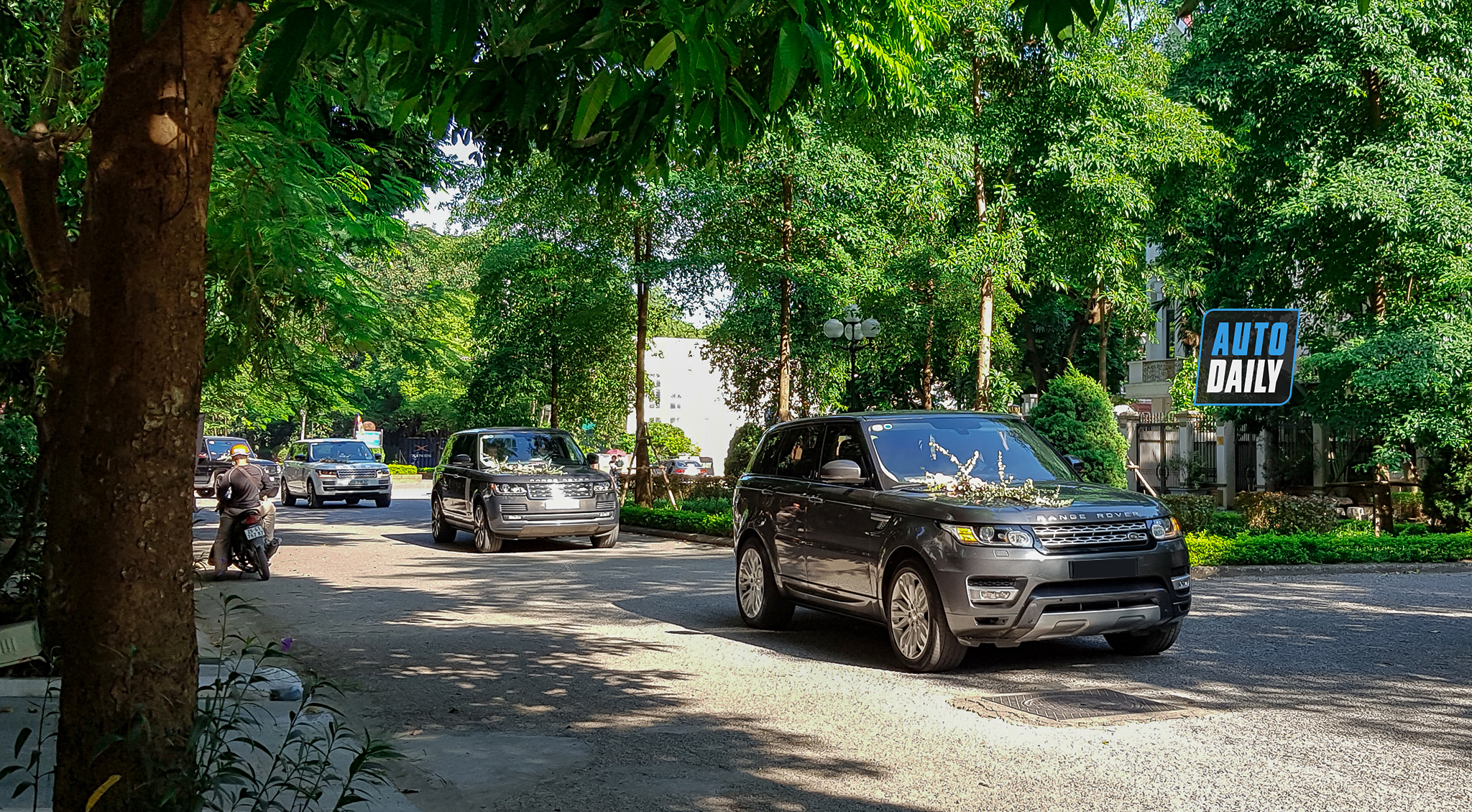 Chùm ảnh đám cưới quy tụ dàn xe hoa toàn Rolls-Royce, Bentley, Range Rover 20201010-150102-copydam-cuoi-khung-.jpg