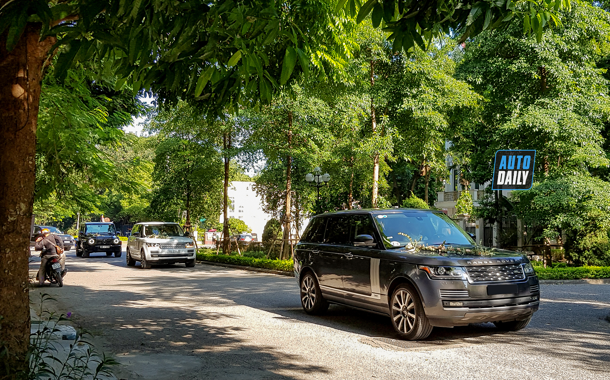 Chùm ảnh đám cưới quy tụ dàn xe hoa toàn Rolls-Royce, Bentley, Range Rover 20201010-150105-copydam-cuoi-khung-.jpg