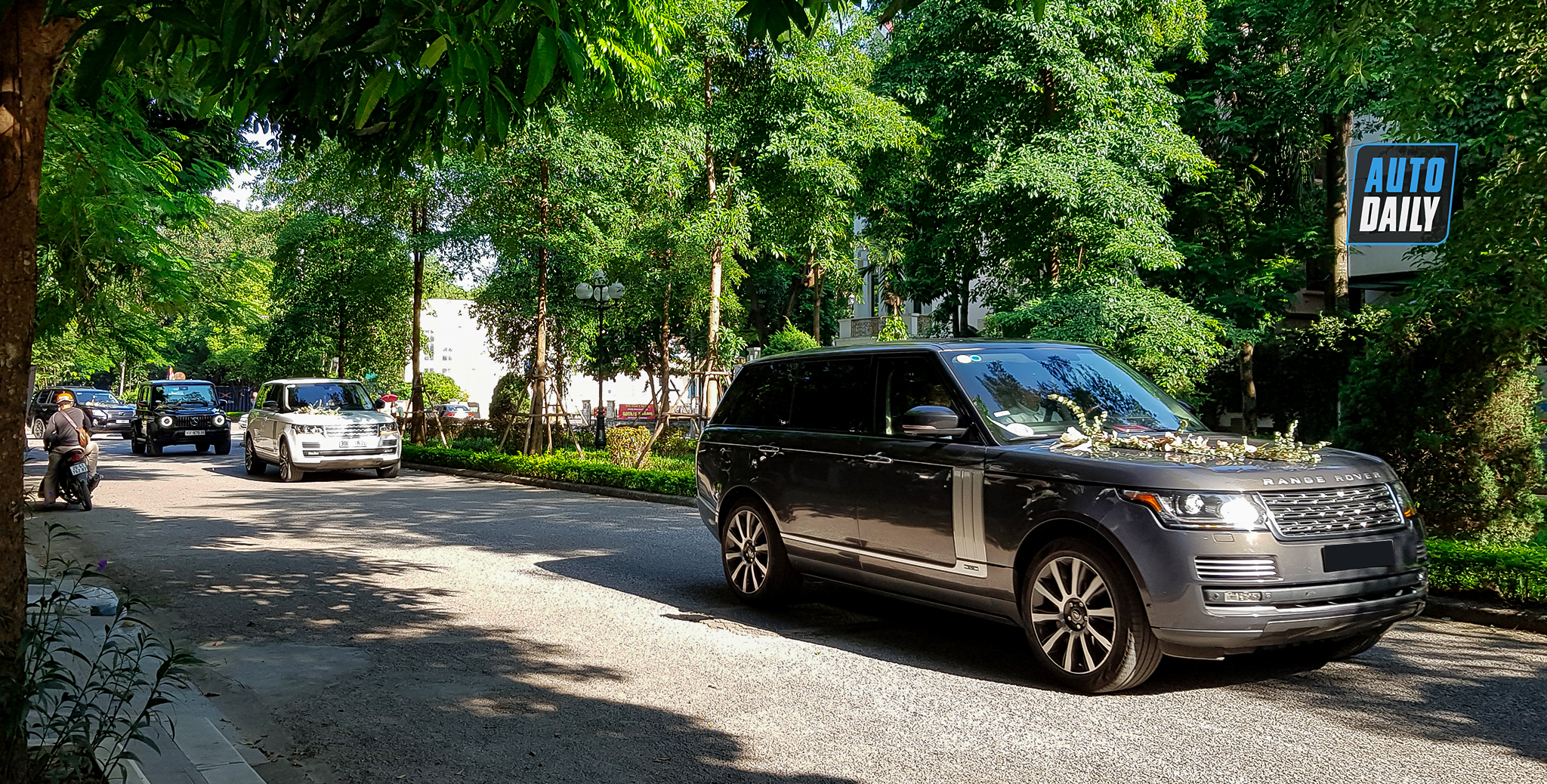 Chùm ảnh đám cưới quy tụ dàn xe hoa toàn Rolls-Royce, Bentley, Range Rover 20201010-150106-copydam-cuoi-khung-.jpg